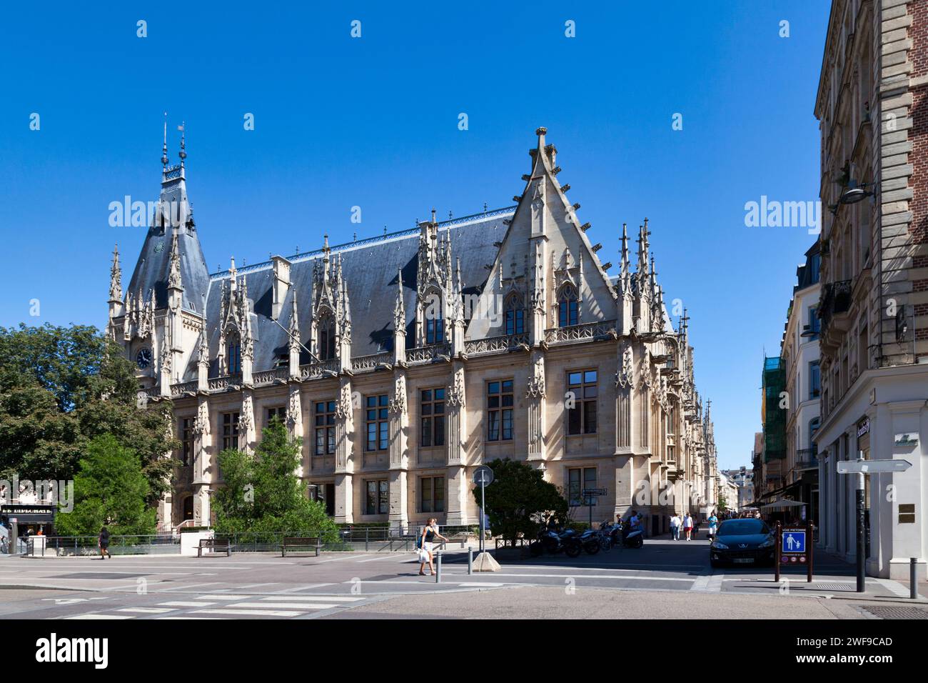 Rouen, FRANCIA - 07 DE AGOSTO DE 2020: El juzgado de Rouen, un antiguo tablero de ajedrez de Normandía, es uno de los monumentos más emblemáticos de la capital normanda. Foto de stock