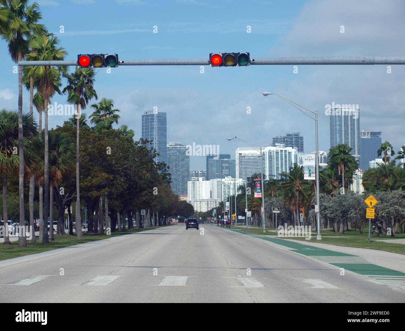 Miami, Florida, Estados Unidos - 27 de enero de 2024: Los altos edificios del área de Brickell del centro de la ciudad se ven desde Virginia Key. Foto de stock