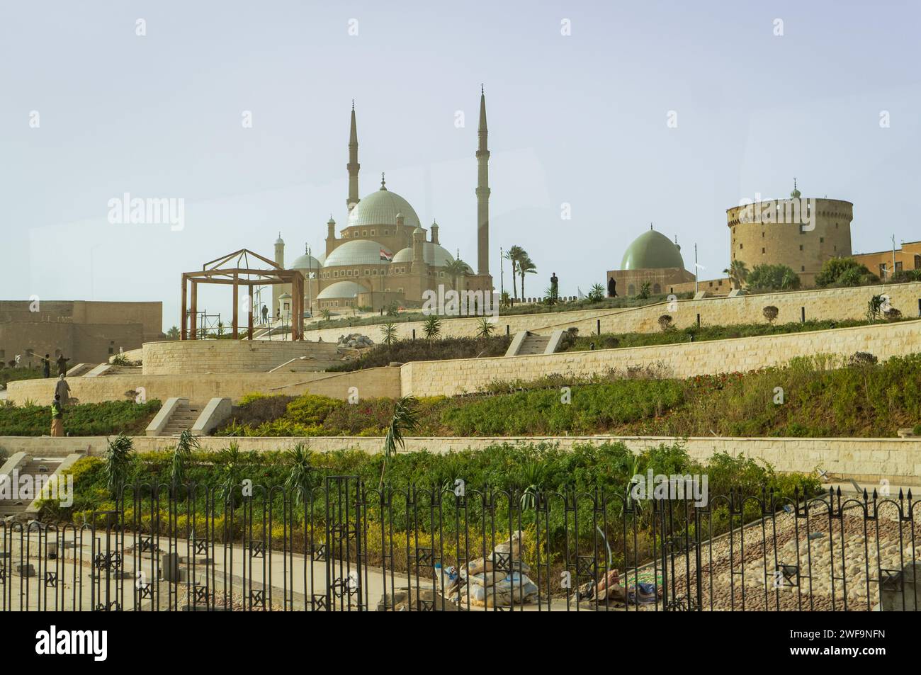 La Mezquita Muhammad Ali o Mezquita de Alabastro situada en la Ciudadela de El Cairo en Egipto por encima de la ciudad Foto de stock