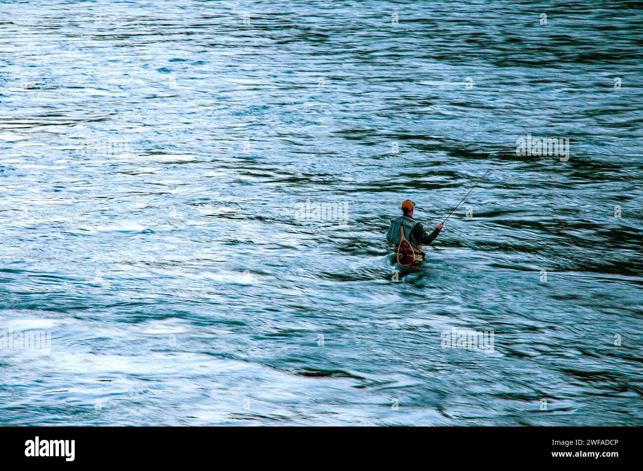 Un solo hombre pesca con mosca en el río Deschutes en el centro de Oregon Foto de stock