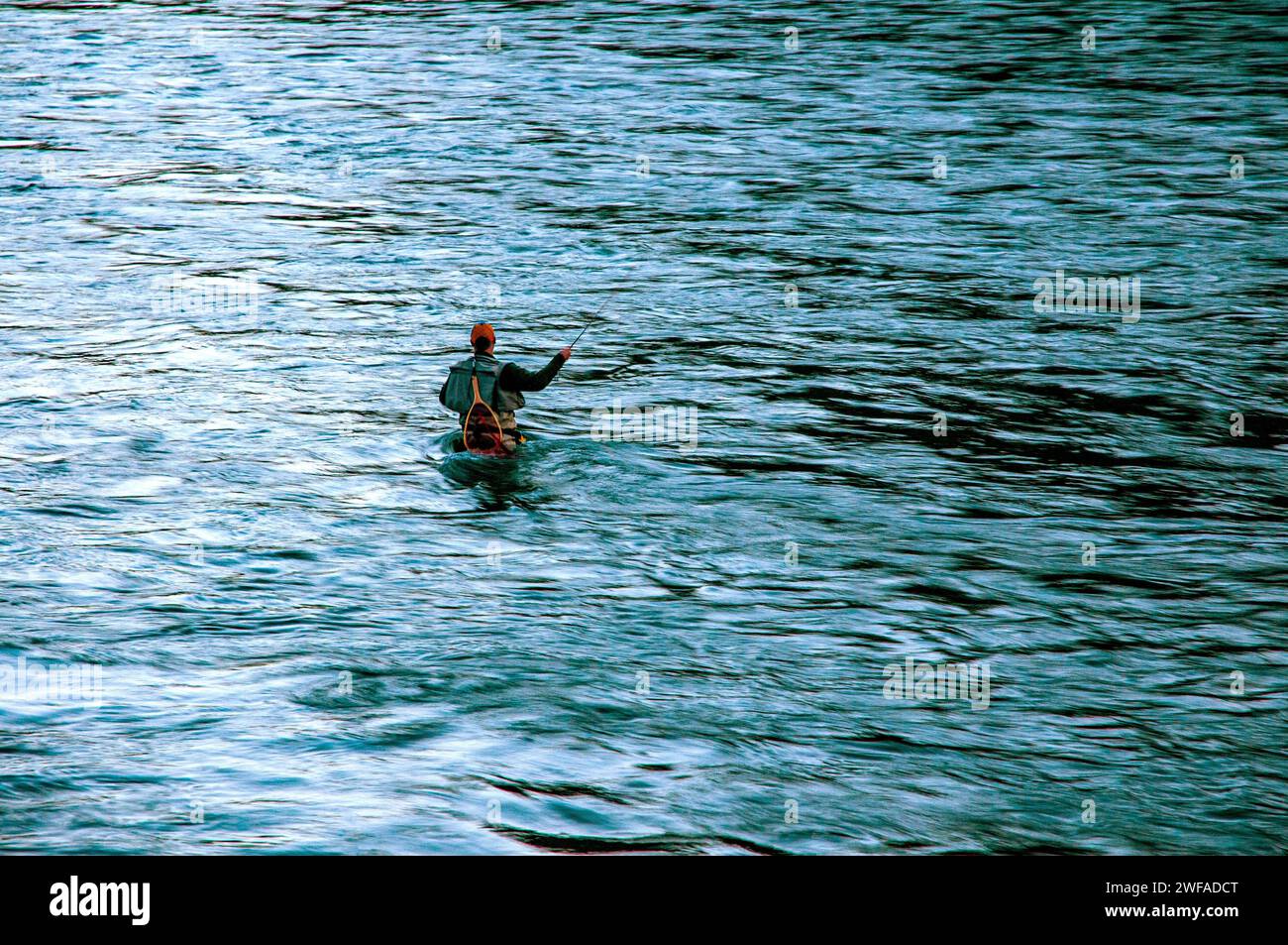 Un solo hombre pesca con mosca en el río Deschutes en el centro de Oregon Foto de stock