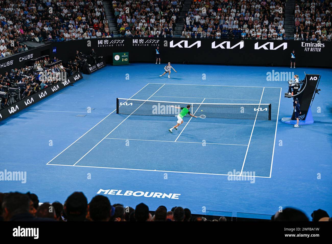 Vista de la Rod Laver Arena con Jannik Sinner y Daniil Medvedev durante el torneo final de tenis Grand Slam masculino del Abierto de Australia AO 2024 el 28 de enero de 2024 en Melbourne Park en Australia. Foto de stock