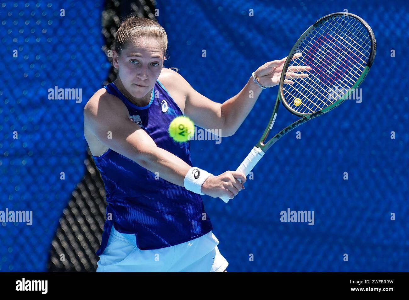 Diane Parry de Francia en acción durante la primera ronda del evento W60 del Circuito Mundial de Tenis Femenino ITF 2023 en Canberra, Australia Foto de stock