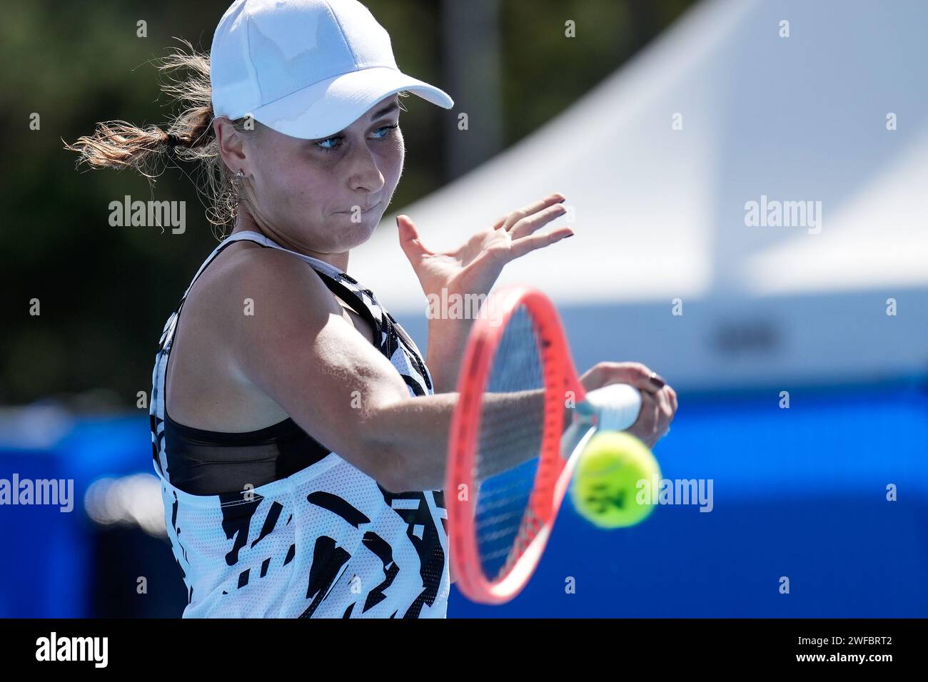 Darya Astakhova en acción durante la primera ronda del evento W60 del Circuito Mundial de Tenis Femenino ITF 2023 en Canberra, Australia Foto de stock