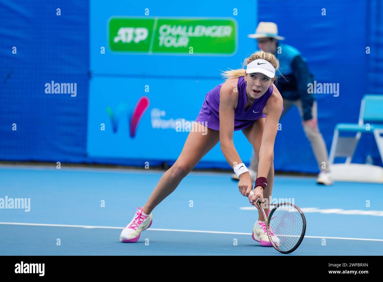 Katie Boulter de Gran Bretaña en acción durante los cuartos de final del evento W60 del Circuito Mundial de Tenis Femenino ITF 2023 en Canberra, Australia Foto de stock