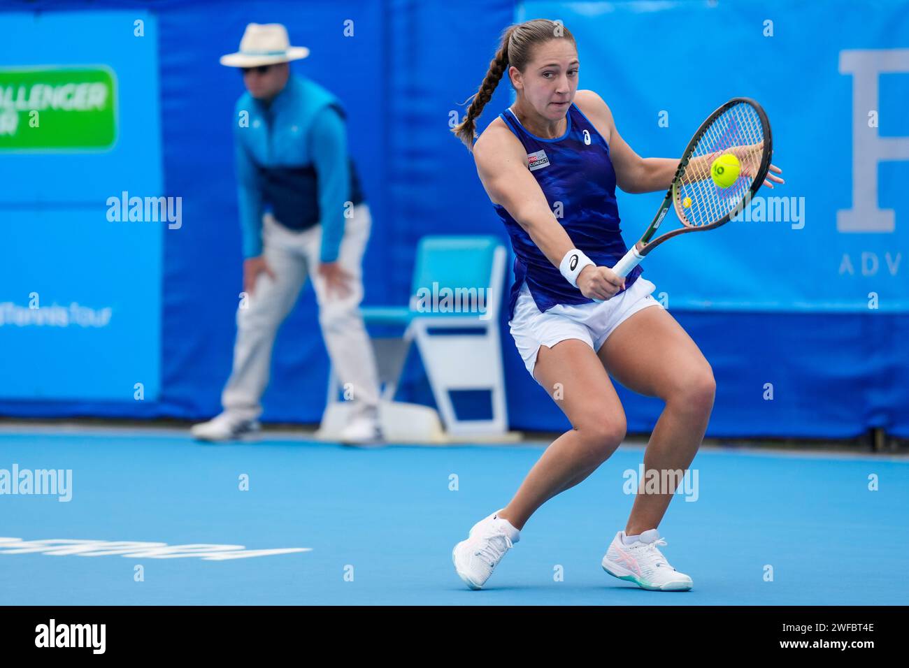 Diane Parry de Francia en acción durante la ronda de 16 en el evento W60 del Circuito Mundial de Tenis Femenino ITF 2023 en Canberra, Australia Foto de stock