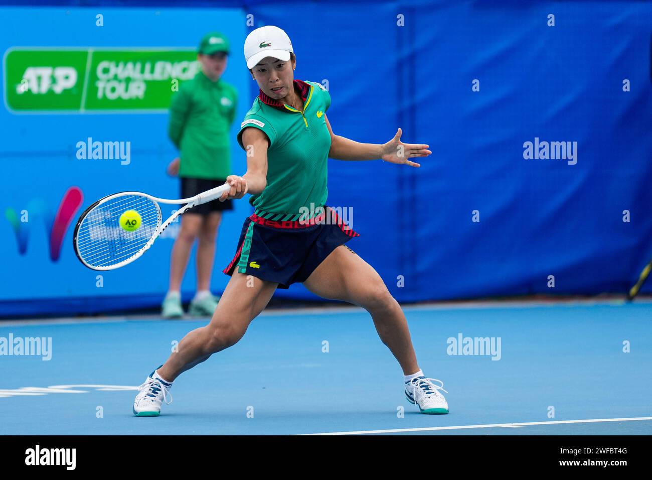 Mai Hontama de Japón en acción durante la ronda de 16 en el evento W60 del Circuito Mundial de Tenis Femenino ITF 2023 en Canberra, Australia Foto de stock