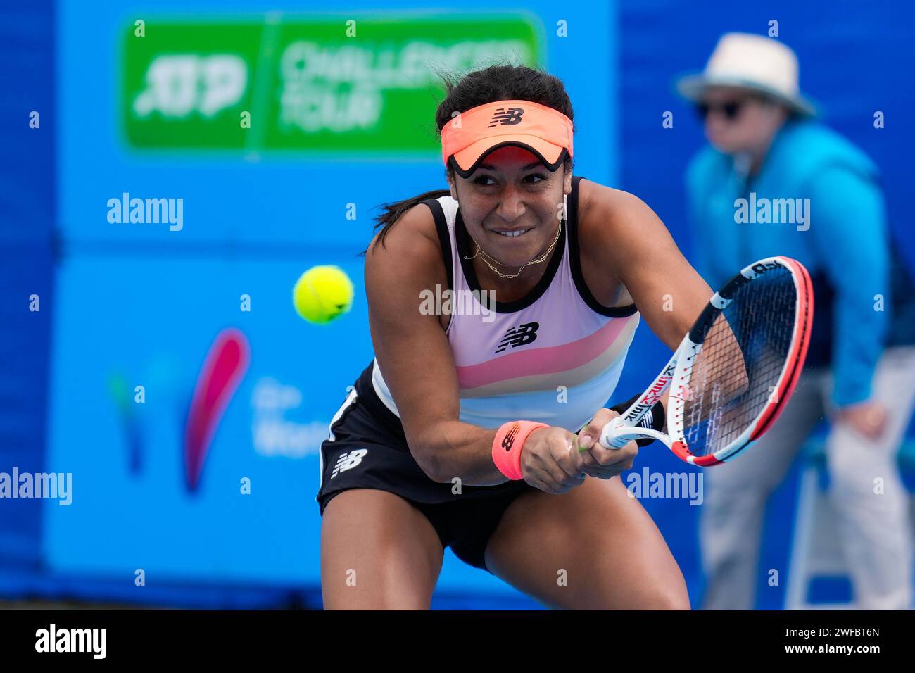 Heather Watson de Gran Bretaña en acción durante los cuartos de final del evento W60 del Circuito Mundial de Tenis Femenino ITF 2023 en Canberra, Australia Foto de stock