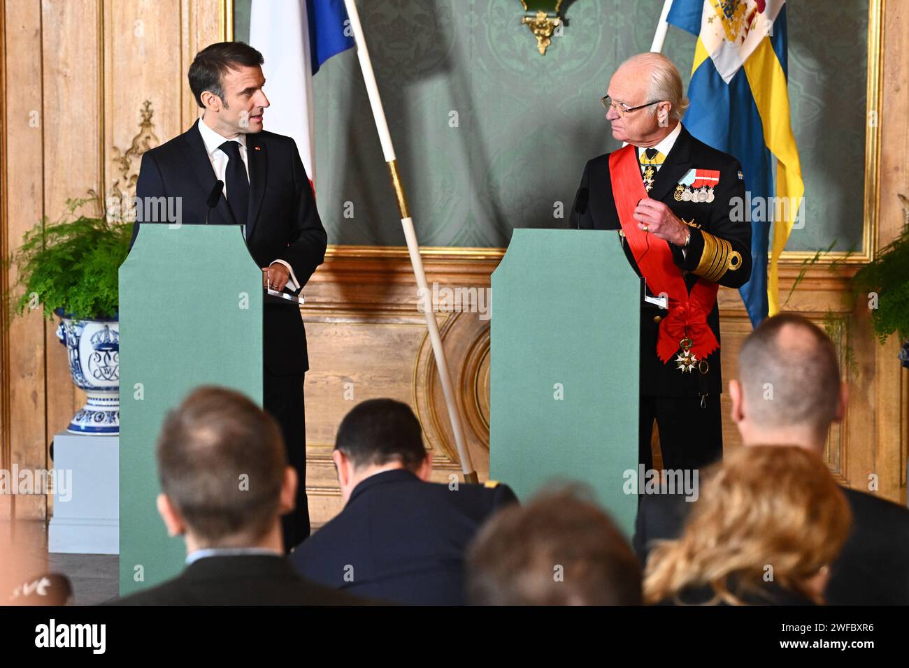 Estocolmo, Suecia. 30 de enero de 2024. El presidente francés Emmanuel Macron y el rey Carl Gustaf pronuncian un comunicado de prensa en el comedor de Lovisa Ulrika en el Palacio Real de Estocolmo, Suecia, el 30 de enero de 2024. El presidente francés Emmanuel Macron y la señora Brigitte Macron están en una visita de estado de dos días a Suecia.Foto: Claudio Bresciani/TT/Code 10090 Crédito: Agencia de Noticias TT/Alamy Live News Foto de stock