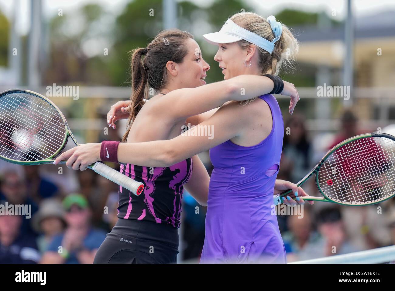 Jodie Burrage y Katie Boulter se abrazan tras la victoria de Boulter en la final del evento W60 del Circuito Mundial de Tenis Femenino ITF 2023 en Canberra Foto de stock