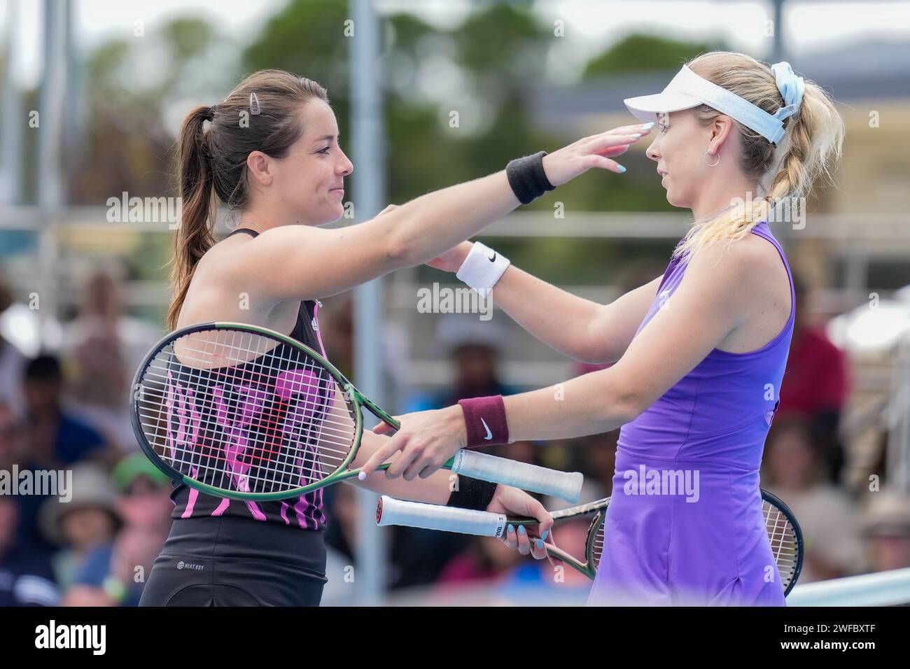 Jodie Burrage y Katie Boulter se abrazan tras la victoria de Boulter en la final del evento W60 del Circuito Mundial de Tenis Femenino ITF 2023 en Canberra Foto de stock