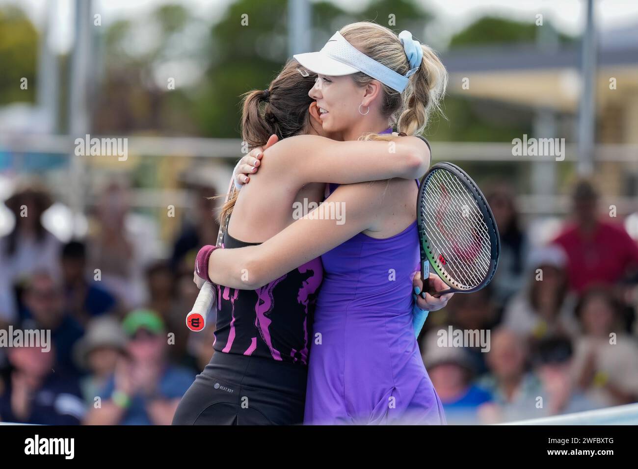 Jodie Burrage y Katie Boulter se abrazan tras la victoria de Boulter en la final del evento W60 del Circuito Mundial de Tenis Femenino ITF 2023 en Canberra Foto de stock