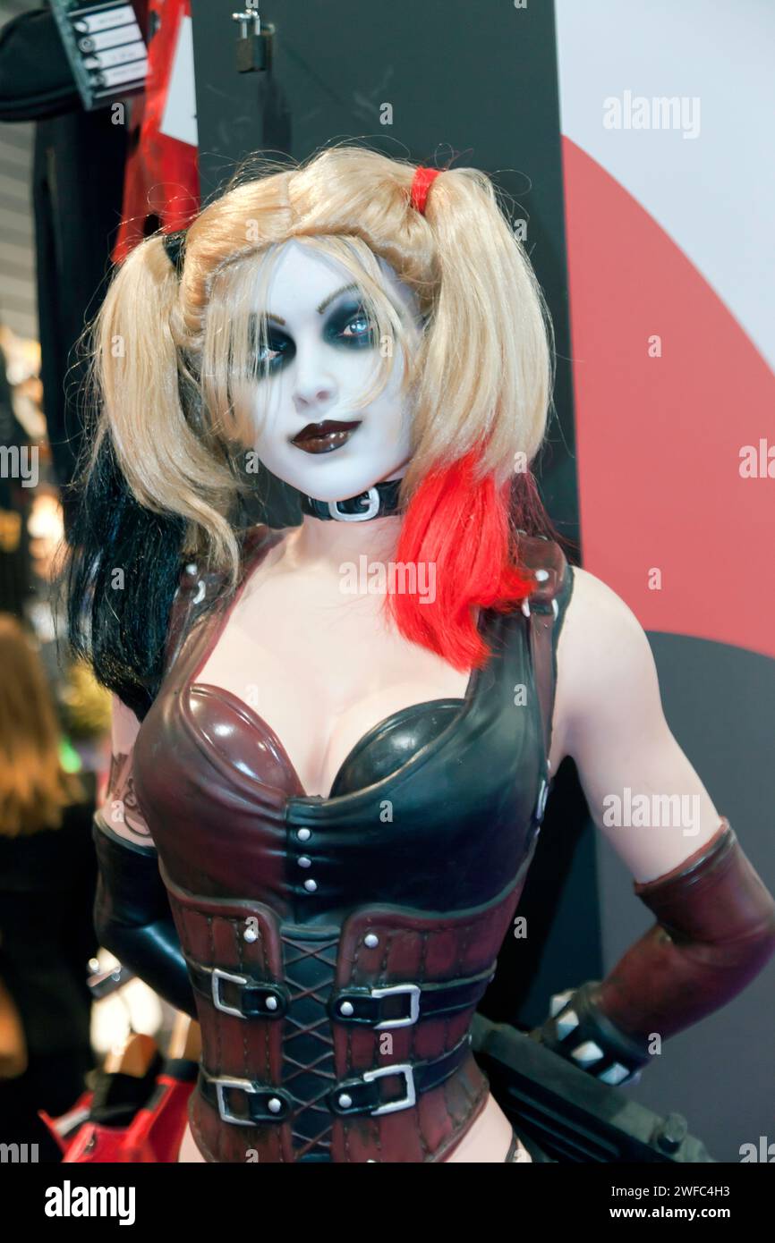 Primer plano de una estatua de tamaño real de Harley Quinn, de Batman, en exhibición en el stand de Rubies Masquerade Co., en la Feria Topy 2024, Olympia, Londres Foto de stock