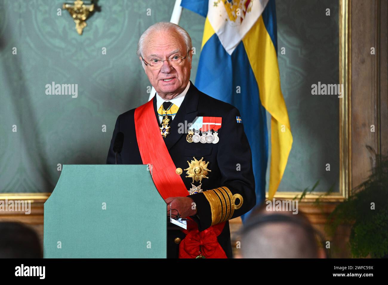 Estocolmo, Suecia. 30 de enero de 2024. El rey CarlXVI Gustaf emite un comunicado de prensa en el comedor de Lovisa Ulrika en el Palacio Real de Estocolmo, Suecia, el 30 de enero de 2024. El presidente francés Emmanuel Macron y la señora Brigitte Macron están en una visita de estado de dos días a Suecia.Foto: Claudio Bresciani/TT/Code 10090 Crédito: Agencia de Noticias TT/Alamy Live News Foto de stock