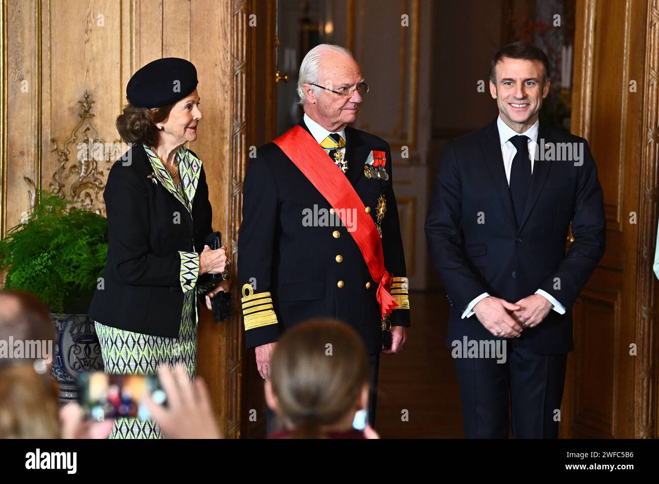 Estocolmo, Suecia. 30 de enero de 2024. La reina Silvia, el rey Carl XVI Gustaf y el presidente francés Emmanuel Macron en el comedor de Lovisa Ulrika en el Palacio Real de Estocolmo, Suecia, el 30 de enero de 2024. El presidente francés Emmanuel Macron y la señora Brigitte Macron están en una visita de estado de dos días a Suecia.Foto: Claudio Bresciani/TT/Code 10090 Crédito: Agencia de Noticias TT/Alamy Live News Foto de stock