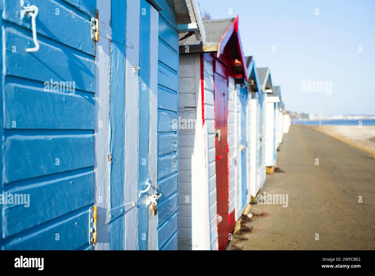 Cabañas de playa en Shanklin, Isla de Wight con poca profundidad de campo Foto de stock