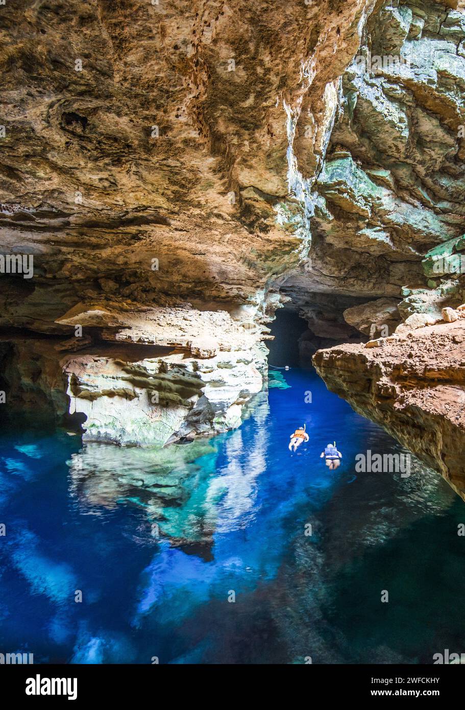 Turistas flotando en Poco Azul - región sur de la Chapada Diamantina - río subterráneo que desemboca en el río Paraguaçu - sitio paleontológico Foto de stock