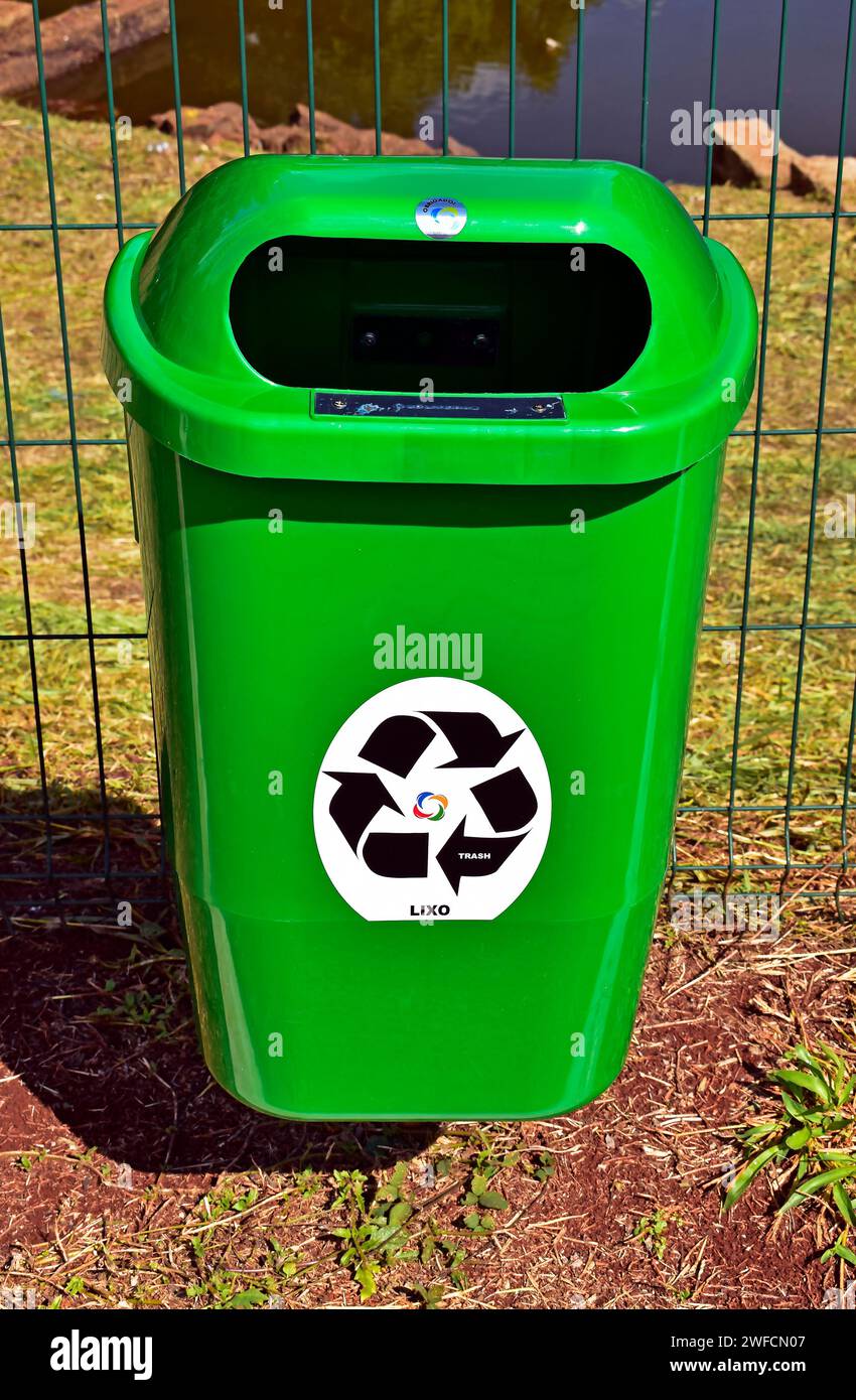 La basura puede reciclar en el parque público Foto de stock