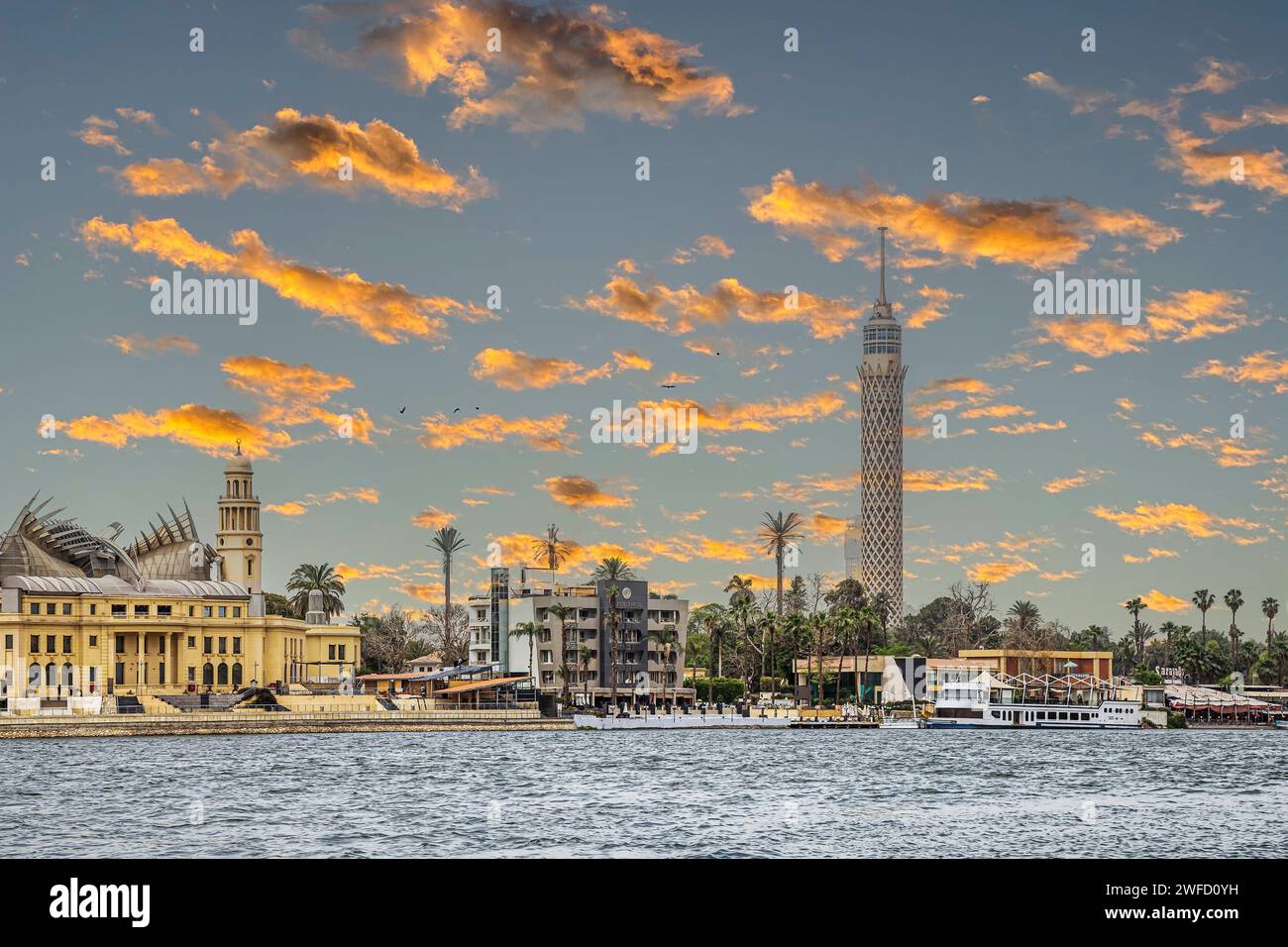 EL CAIRO, EGIPTO - 26 DE ABRIL de 2022: Vista desde el río Nilo con el Centro de Comando Revolución construyendo una de las atracciones turísticas más importantes de la ciudad Foto de stock