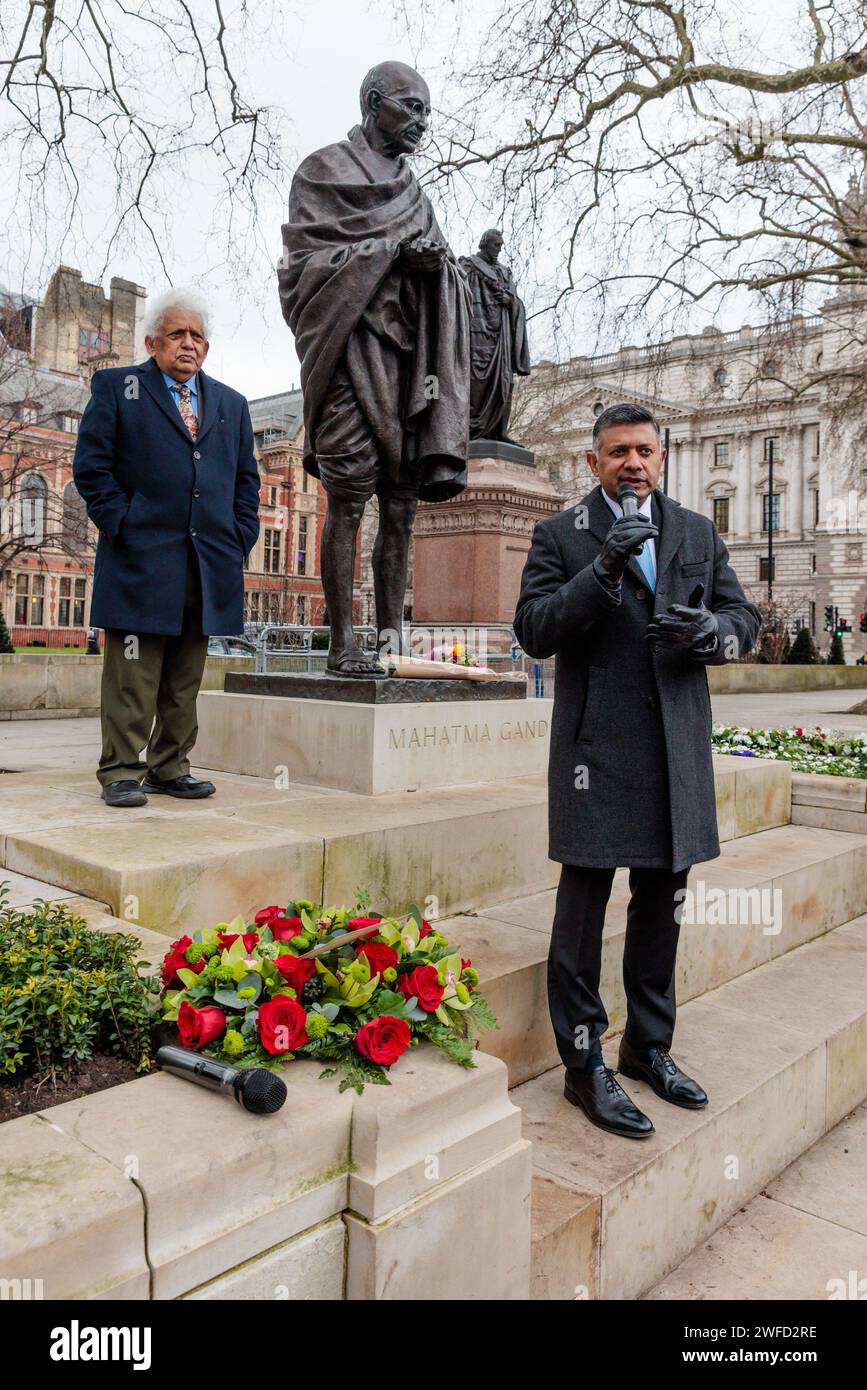 Westminster, Londres, Reino Unido. 30 de enero de 2024. Los homenajes fueron pagados a Mahatma Gandhi frente a su estatua en la Plaza del Parlamento, Westminster, Londres, en el aniversario de su muerte. Vikram Doraiswami, Alto Comisionado de la India en el Reino Unido, pronunció un discurso y puso una corona de flores. Foto de Amanda Rose/Alamy Live News Foto de stock