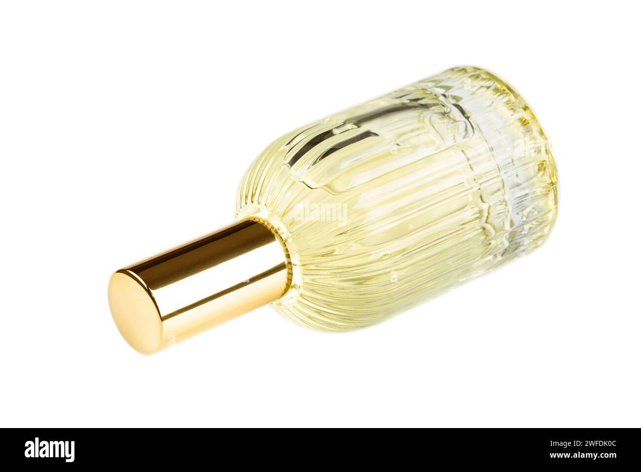 Frasco de perfume aislado sobre fondo blanco. Foto de stock