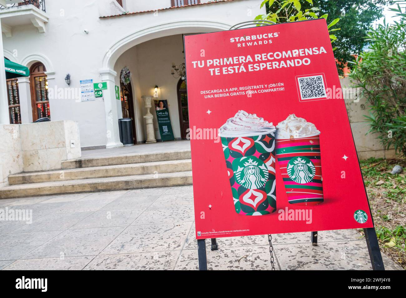 Mérida México, Zona Paseo Montejo Centro, Starbucks Café café, entrada frontal, cartel publicitario promoción, programa de recompensas APP, código QR, exterior Foto de stock