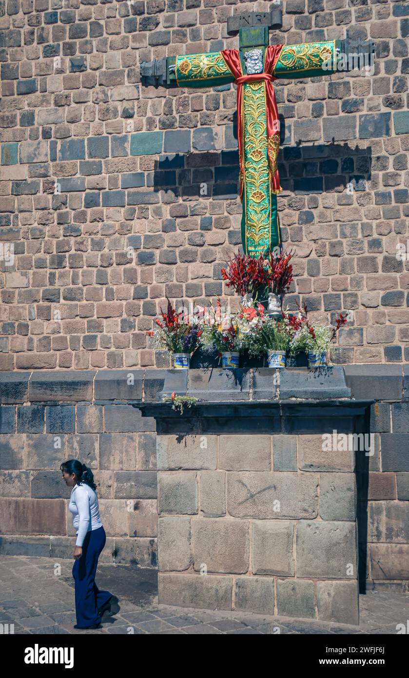 Cusco, Perú, 6 de mayo de 2009: Un símbolo de fe: La cruz y las flores en Cusco Foto de stock
