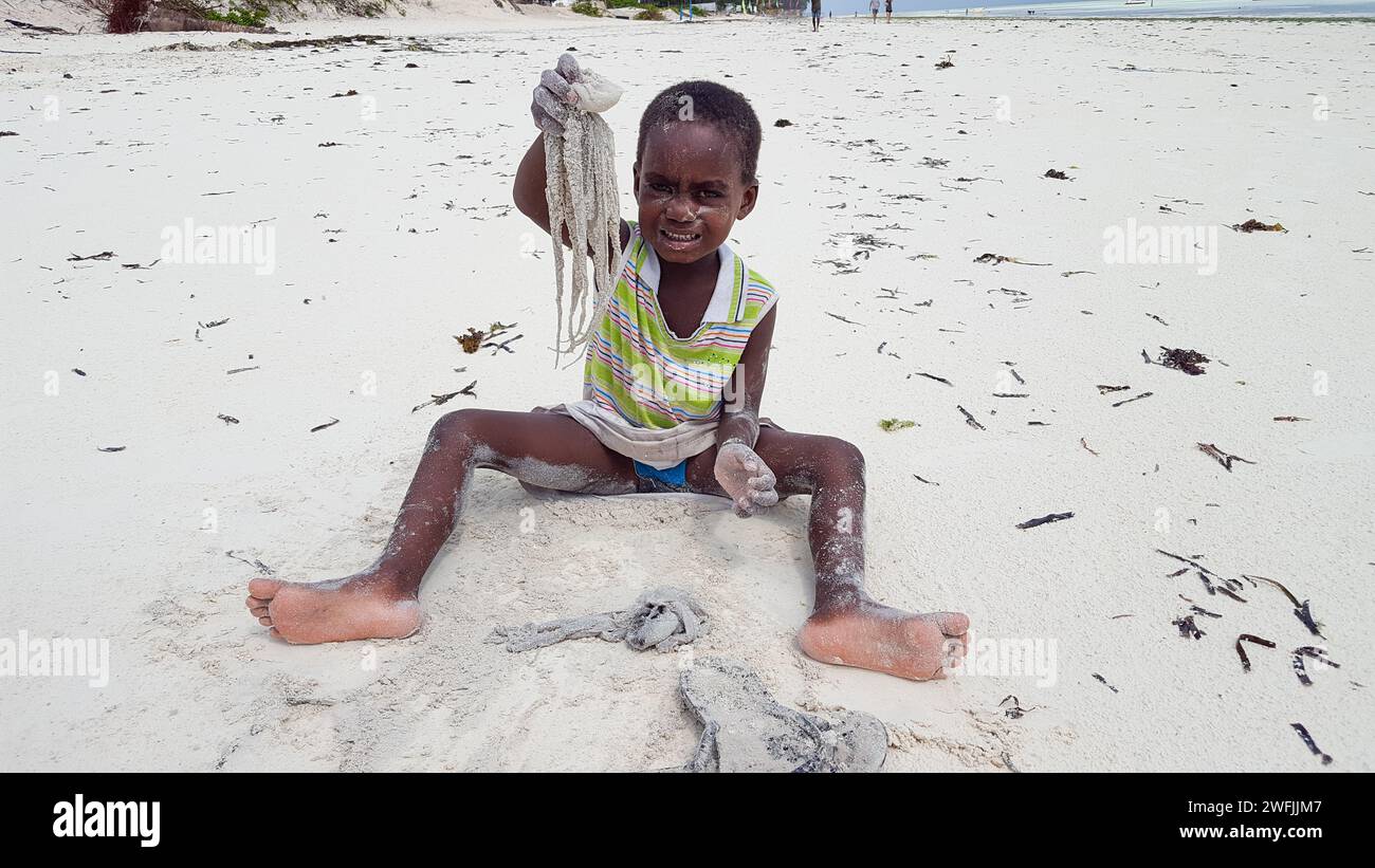 pescador con su hijo atrapando pulpo. Zanzíbar Foto de stock