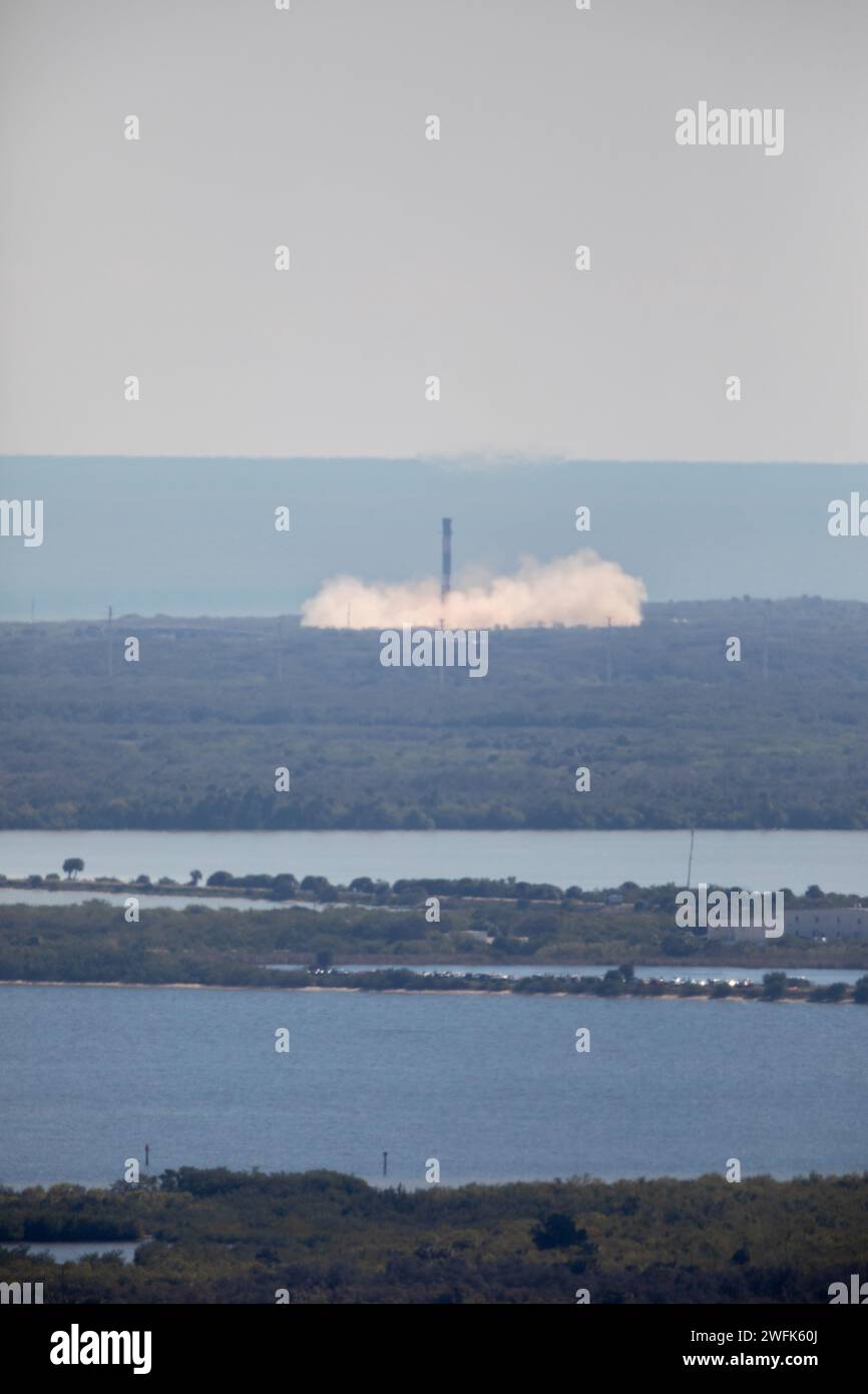 Cabo Cañaveral, Estados Unidos de América. 30 de enero de 2024. Un cohete SpaceX Falcon 9 explota en el espacio llevando a la misión de los Servicios de Resucitación Comercial No Tripulados Northrop Grumman Cygnus desde el Complejo de Lanzamiento Espacial 40 en la Estación de la Fuerza Espacial de Cabo Cañaveral, el 30 de enero de 2024 en Cabo Cañaveral, Florida. La nave espacial lleva 8.200 libras de investigaciones científicas, suministros y equipo a la Estación Espacial Internacional. Crédito: Kim Shiflett/NASA Photo/Alamy Live News Foto de stock