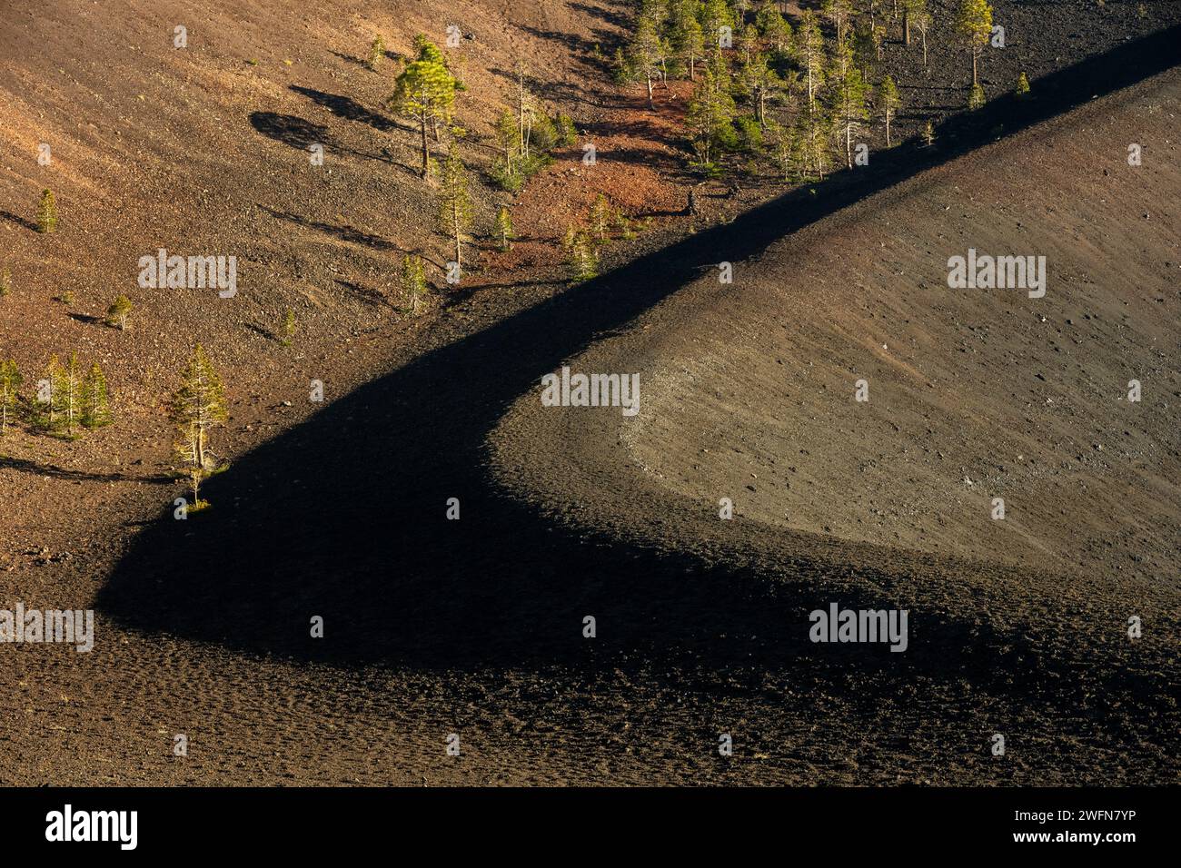 Cinder Cone Rim Trail y Sharp Shadow en Lassen Volcanic Foto de stock