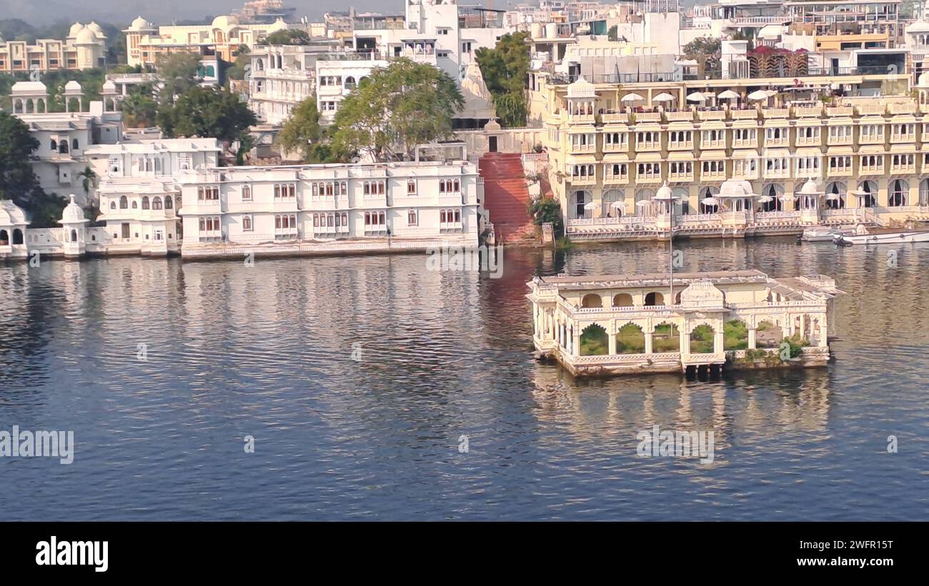 Lago Pichola, Natani ka Chabutra y paisaje urbano de Udaipur en Rajastán, India Foto de stock