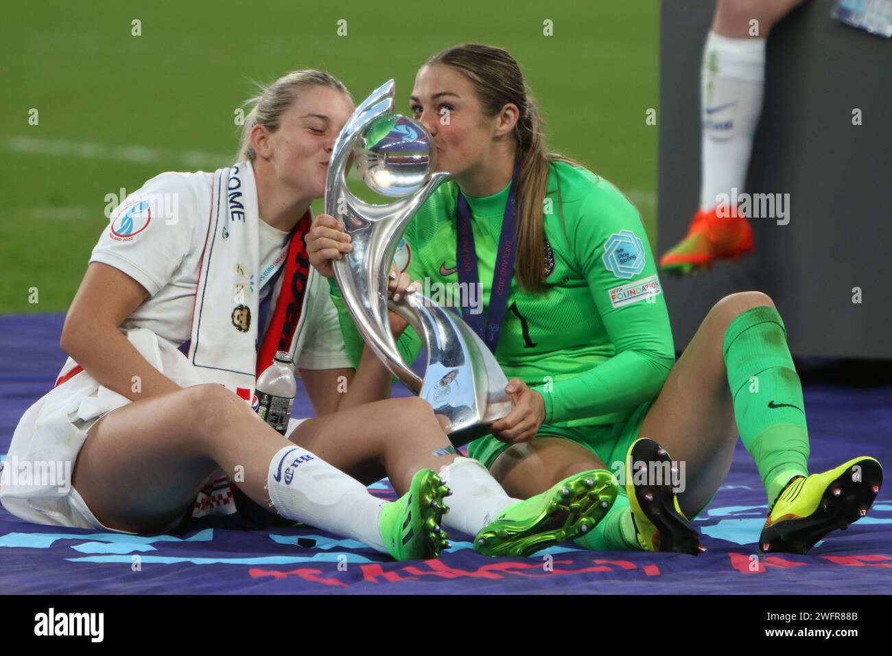 Alessia Russo y Mary Earps besan el trofeo y medallas de la final de la Eurocopa Femenina de la UEFA 2022 Inglaterra - Alemania en el Wembley Stadium, Londres, 31 de julio de 2022 Foto de stock