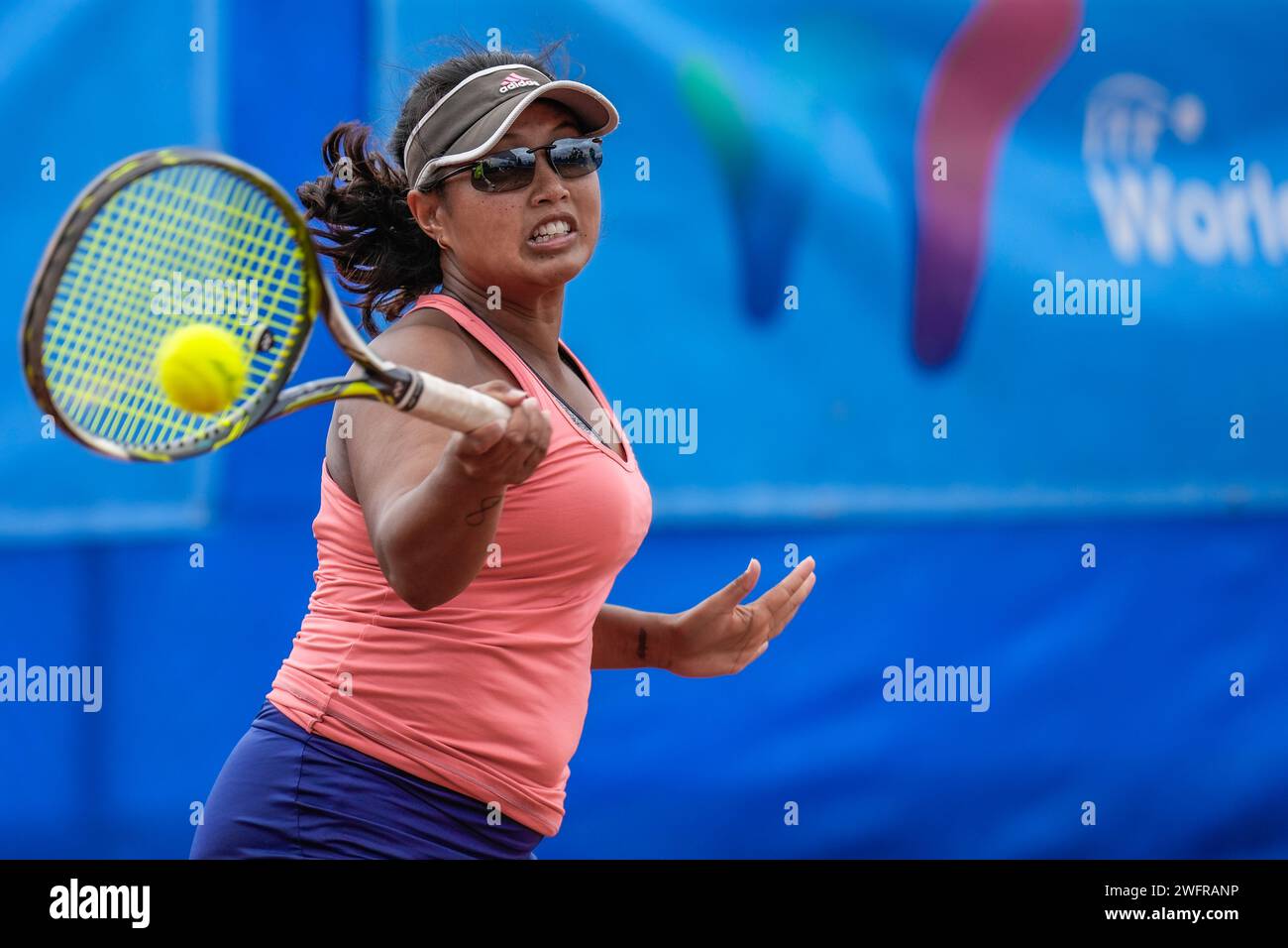 Irina Ramialison de Francia en acción durante la primera ronda del torneo ITF W60 Canberra Claycourt International #1 2023 Foto de stock