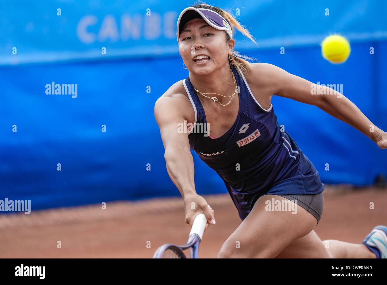 Riko Sawayanagi de Japón en acción durante la primera ronda del torneo #1 ITF W60 Canberra Claycourt International 2023 Foto de stock