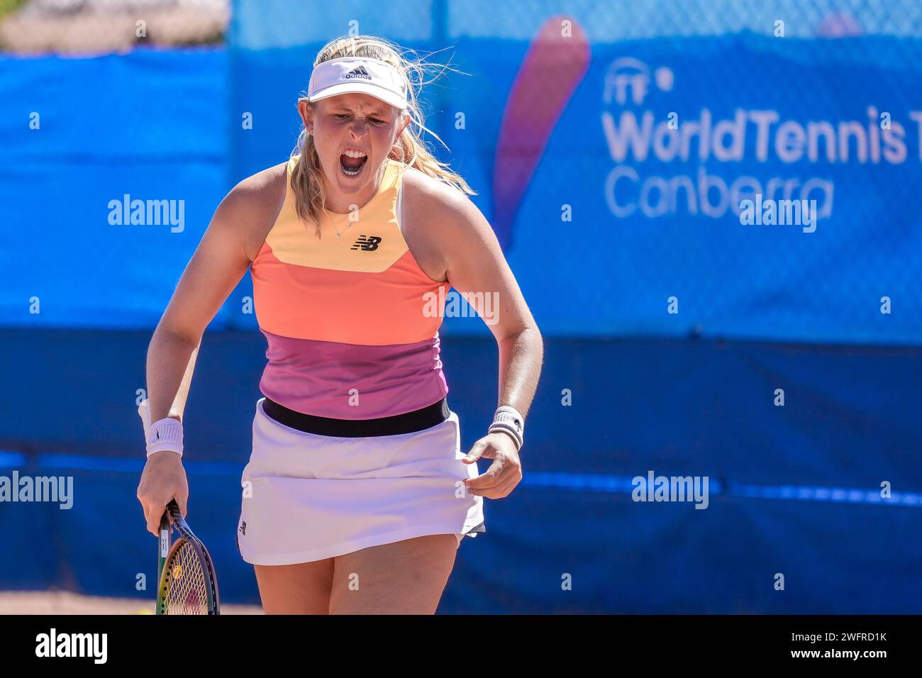 Elysia Bolton de Australia en acción durante la Ronda 2 del torneo #1 ITF W60 Canberra Claycourt International 2023 Foto de stock