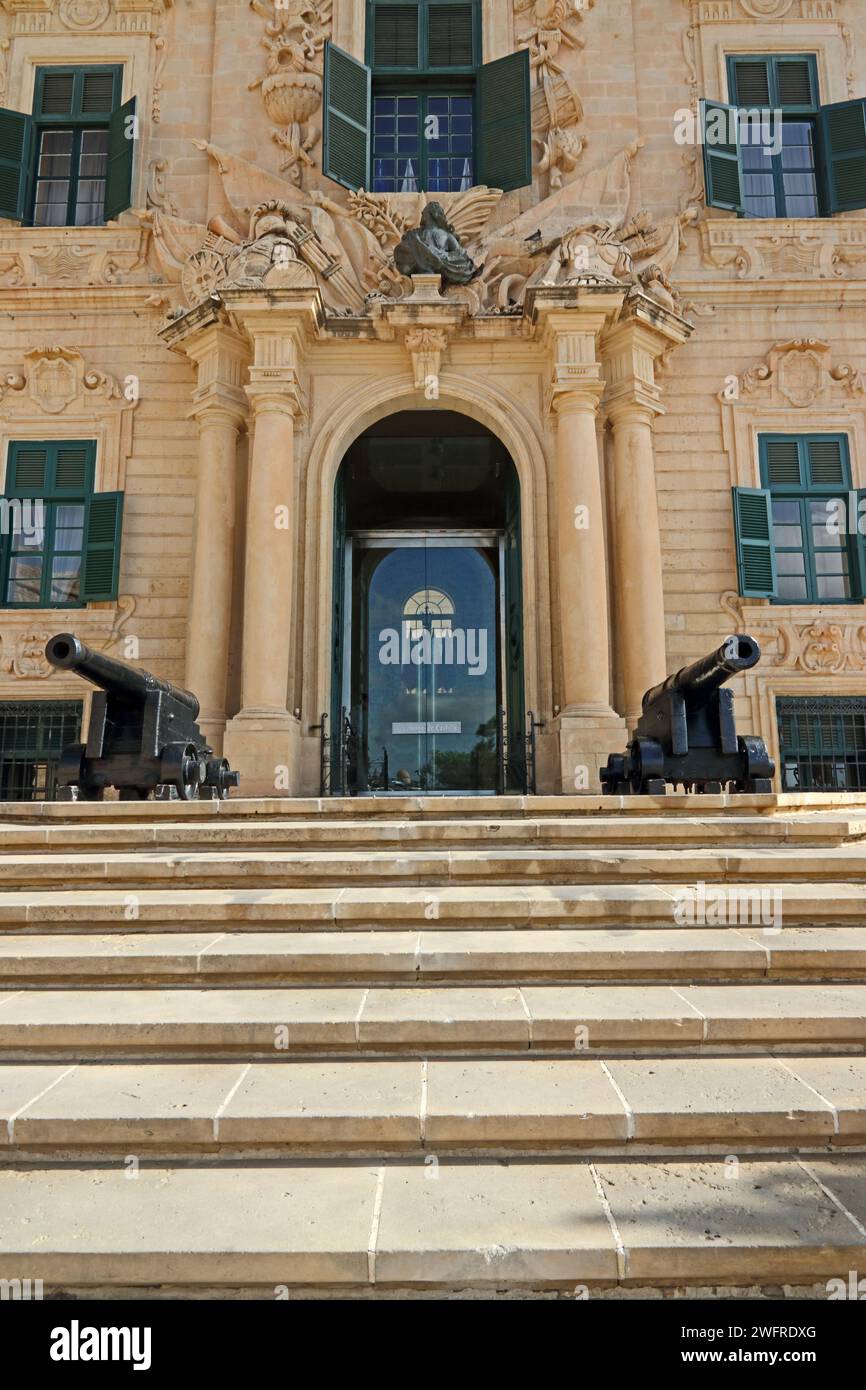 Entrada al Auberge de Castiile, residencia oficial del primer ministro maltés, La Valeta Foto de stock
