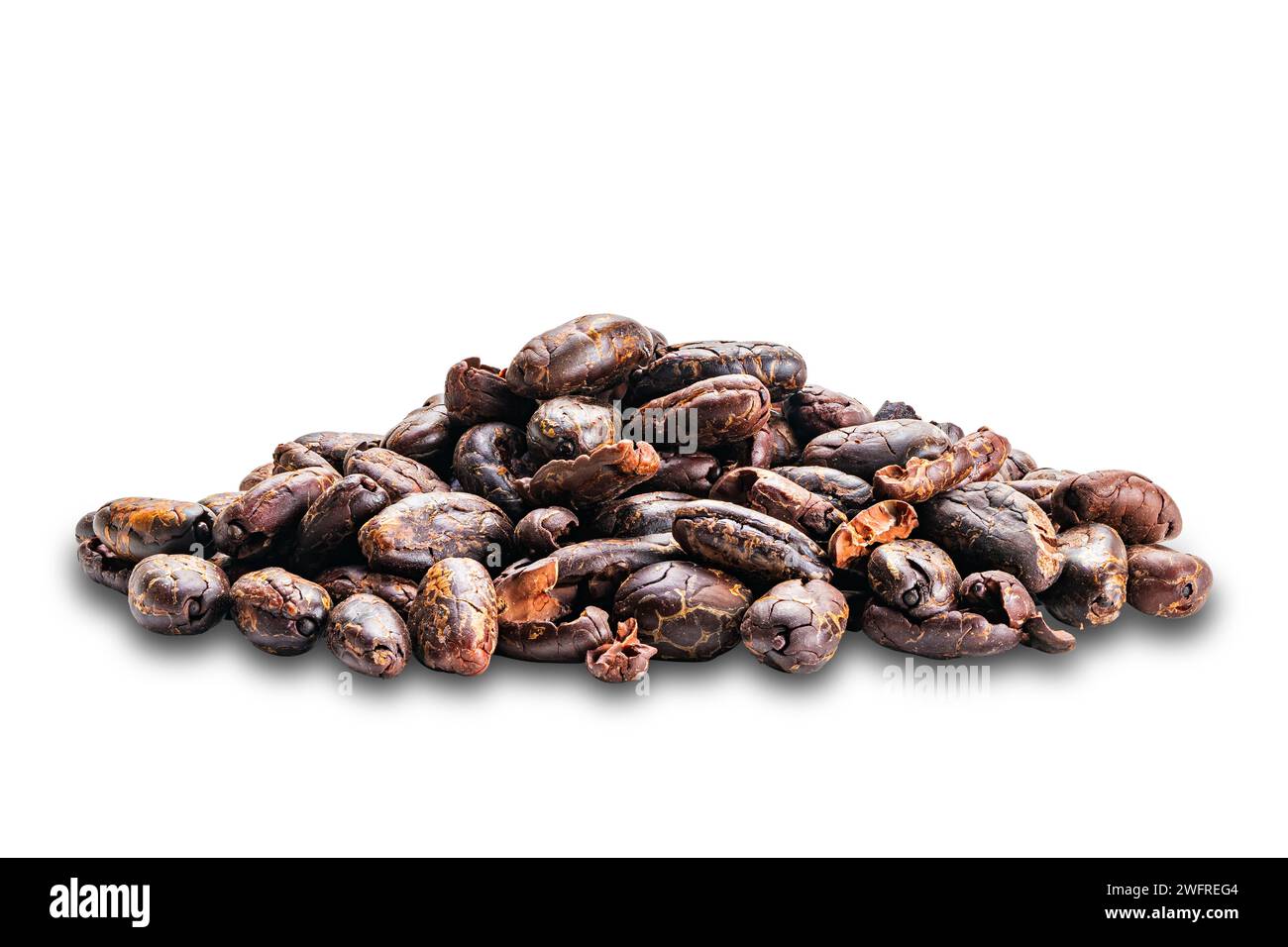 Pila de nibs de cacao tostado seco aislado sobre fondo blanco con trayectoria de recorte. Foto de stock