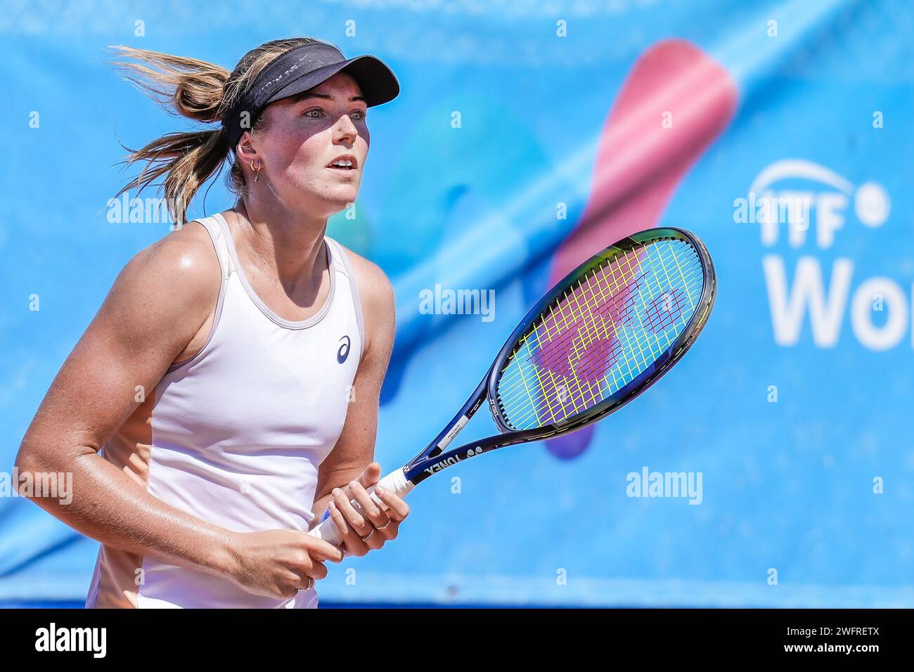 Olivia Gadecki de Australia en acción durante la final del torneo #1 del ITF W60 Canberra Claycourt International 2023 Foto de stock