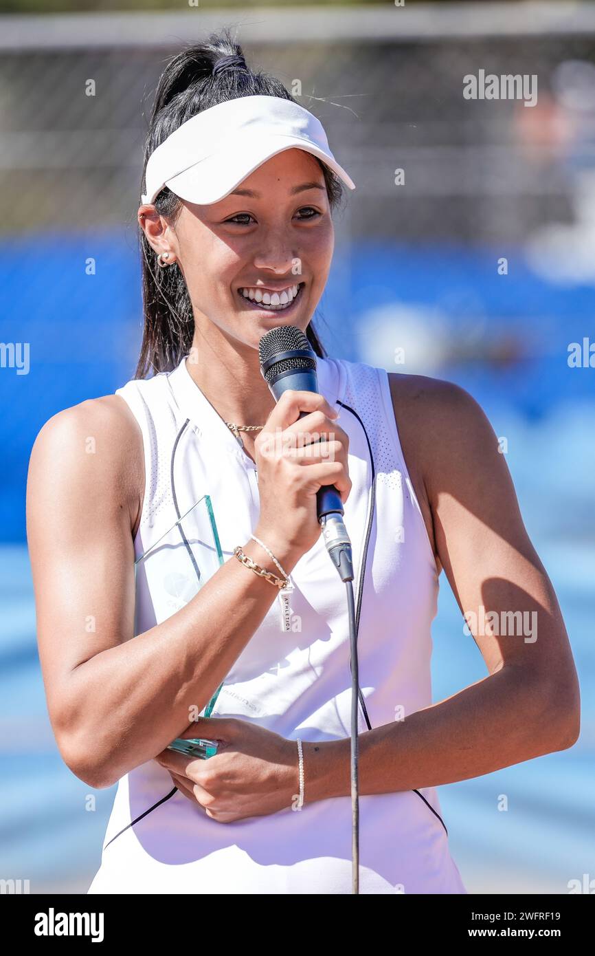 Priscilla Hon de Australia habla a la multitud después de ganar la final del torneo #1 ITF W60 Canberra Claycourt International 2023 Foto de stock
