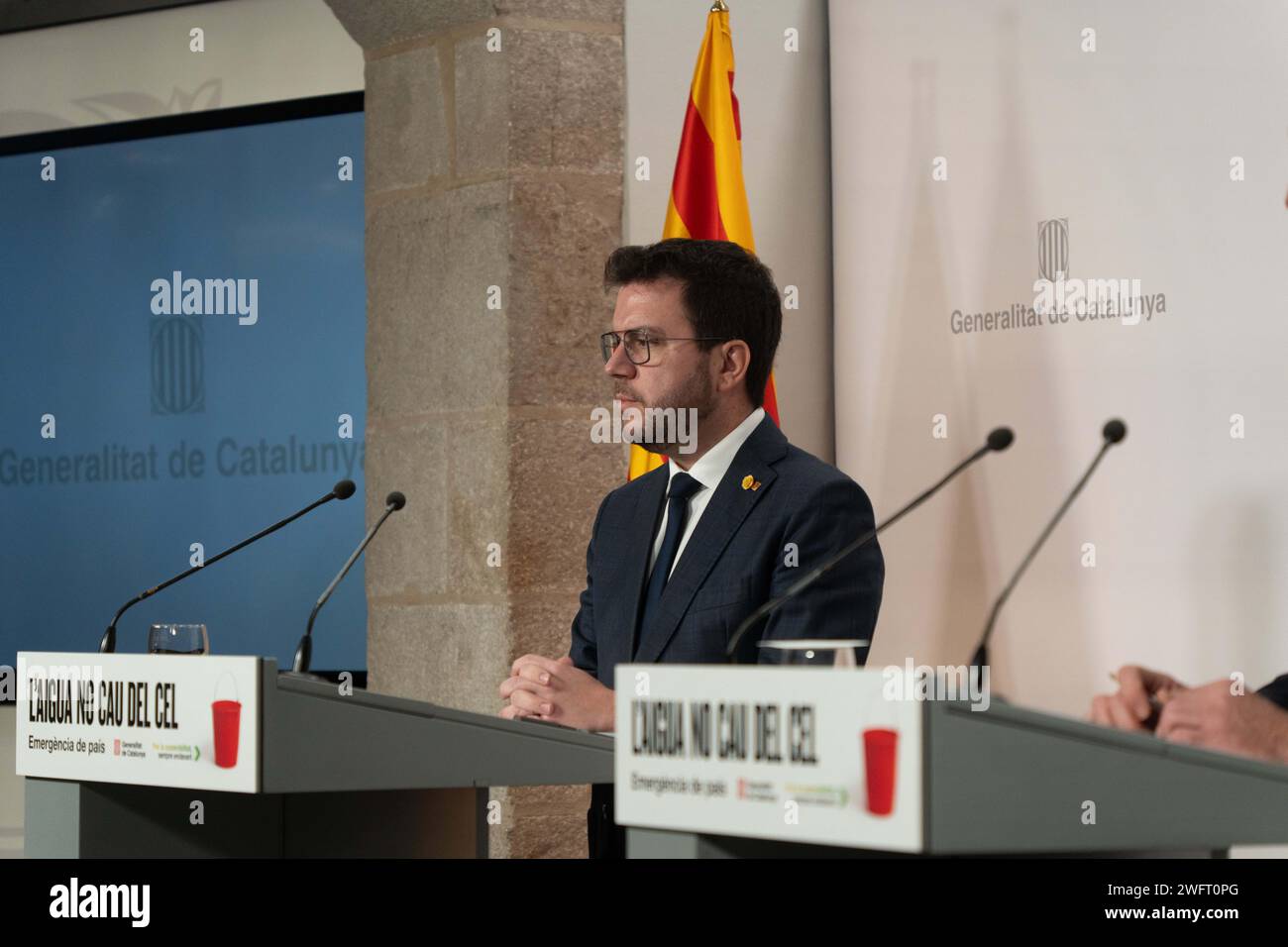 01 febrero 2024 Barcelona, España Política Barcelona- Emergencia por sequía en cataluña El gobierno de la Generalitat decreta un estado de emergencia por sequía en el área metropolitana, imponiendo restricciones que afectan a más de 6 millones de personas. Estas restricciones afectarán a todas las áreas de la sociedad. La Generalitat estima que, si no llueve, a Cataluña solo le quedan 15 meses de reservas de agua". "El gobierno de la Generalitat decreta el estado de emergencia por sequ&#xed;a en el área metropolitana, imponiendo restricciones que afectan a más de 6 millon Foto de stock