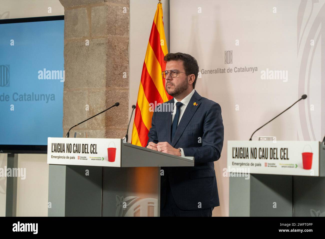 01 febrero 2024 Barcelona, España Política Barcelona- Emergencia por sequía en cataluña El gobierno de la Generalitat decreta un estado de emergencia por sequía en el área metropolitana, imponiendo restricciones que afectan a más de 6 millones de personas. Estas restricciones afectarán a todas las áreas de la sociedad. La Generalitat estima que, si no llueve, a Cataluña solo le quedan 15 meses de reservas de agua". "El gobierno de la Generalitat decreta el estado de emergencia por sequ&#xed;a en el área metropolitana, imponiendo restricciones que afectan a más de 6 millon Foto de stock