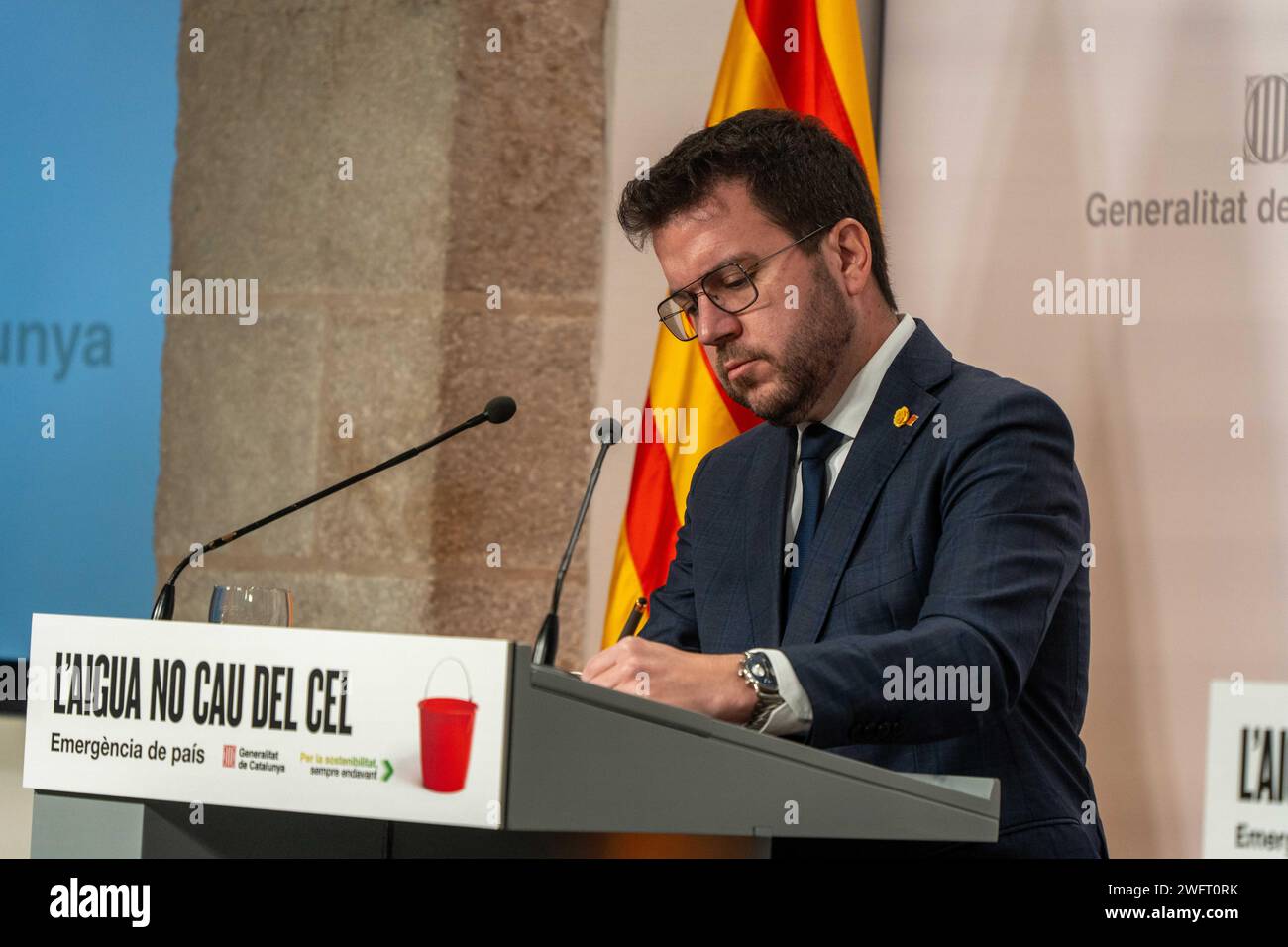 01 febrero 2024 Barcelona, España Política Barcelona- Emergencia por sequía en cataluña El gobierno de la Generalitat decreta un estado de emergencia por sequía en el área metropolitana, imponiendo restricciones que afectan a más de 6 millones de personas. Estas restricciones afectarán a todas las áreas de la sociedad. La Generalitat estima que, si no llueve, a Cataluña solo le quedan 15 meses de reservas de agua". "El gobierno de la Generalitat decreta el estado de emergencia por sequ&#xed;a en el área metropolitana, imponiendo restricciones que afectan a más de 6 millon Foto de stock