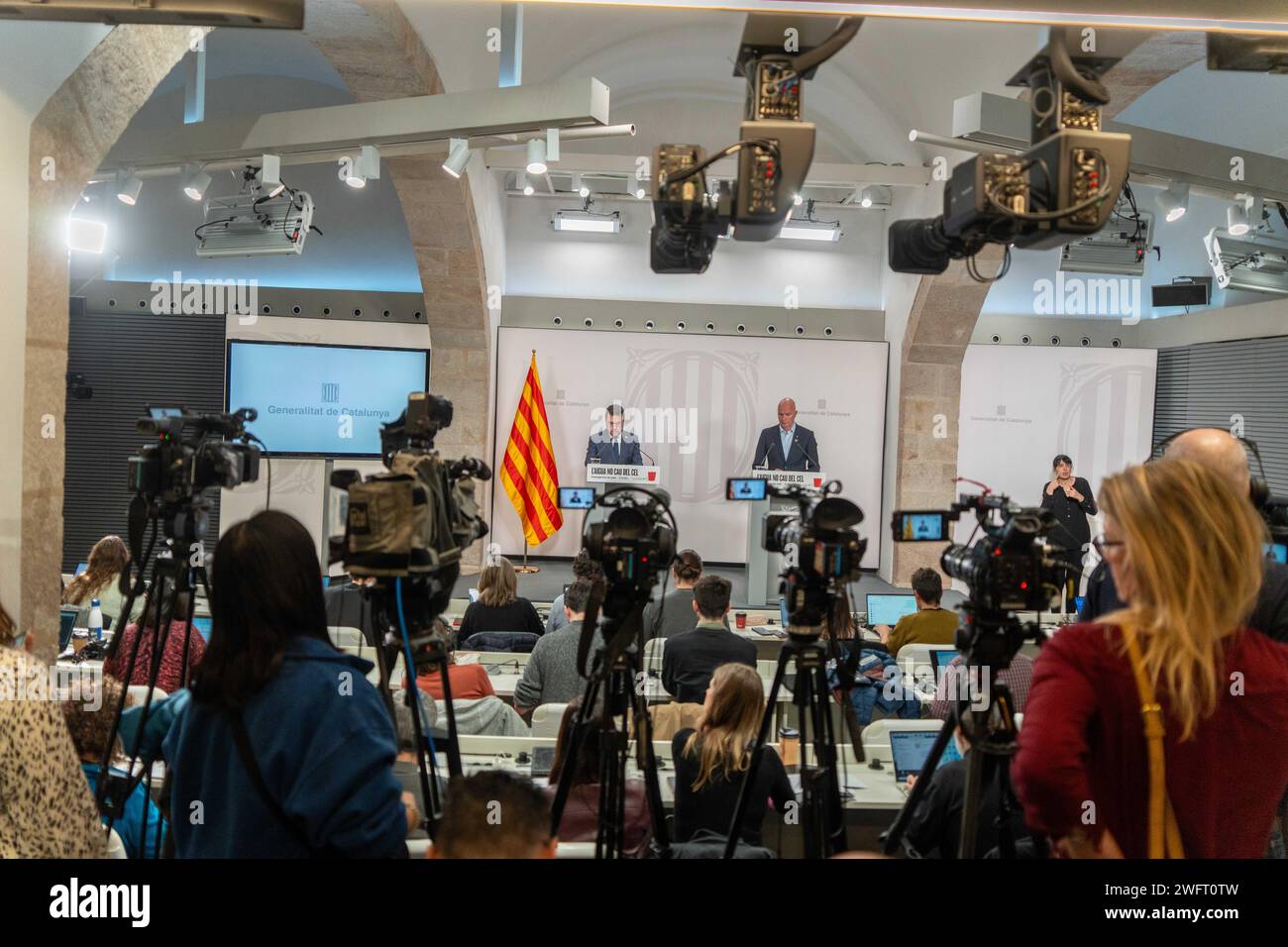 01 febrero 2024 Barcelona, España Política Barcelona- Emergencia por sequía en cataluña El gobierno de la Generalitat decreta un estado de emergencia por sequía en el área metropolitana, imponiendo restricciones que afectan a más de 6 millones de personas. Estas restricciones afectarán a todas las áreas de la sociedad. La Generalitat estima que, si no llueve, a Cataluña solo le quedan 15 meses de reservas de agua". "El gobierno de la Generalitat decreta el estado de emergencia por sequ&#xed;a en el área metropolitana, imponiendo restricciones que afectan a más de 6 millon Foto de stock