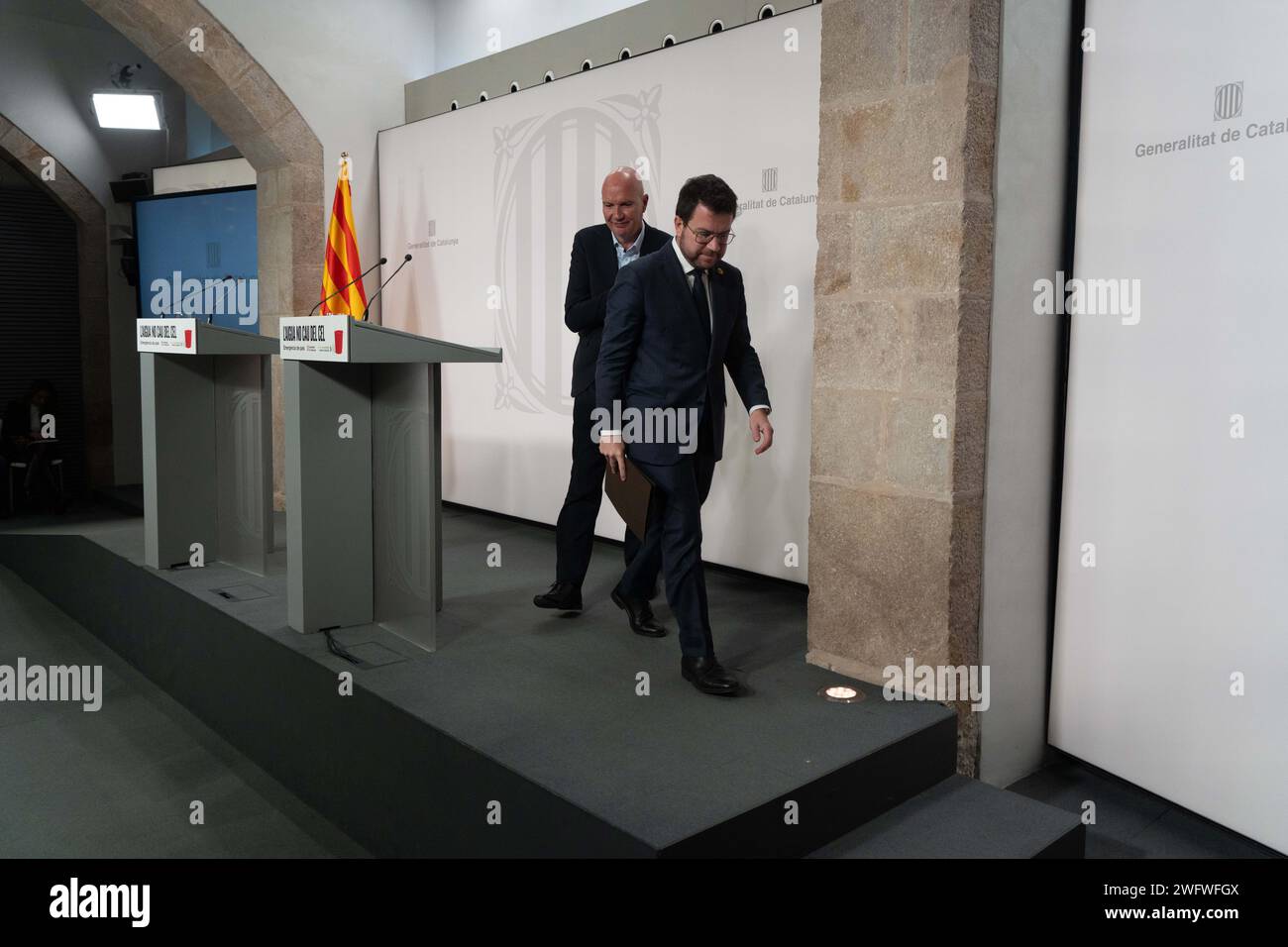 01 febrero 2024 Barcelona, España Política Barcelona- Emergencia por sequía en cataluña El gobierno de la Generalitat decreta un estado de emergencia por sequía en el área metropolitana, imponiendo restricciones que afectan a más de 6 millones de personas. Estas restricciones afectarán a todas las áreas de la sociedad. La Generalitat estima que, si no llueve, a Cataluña solo le quedan 15 meses de reservas de agua". "El gobierno de la Generalitat decreta el estado de emergencia por sequ&#xed;a en el área metropolitana, imponiendo restricciones que afectan a más de 6 millones Foto de stock