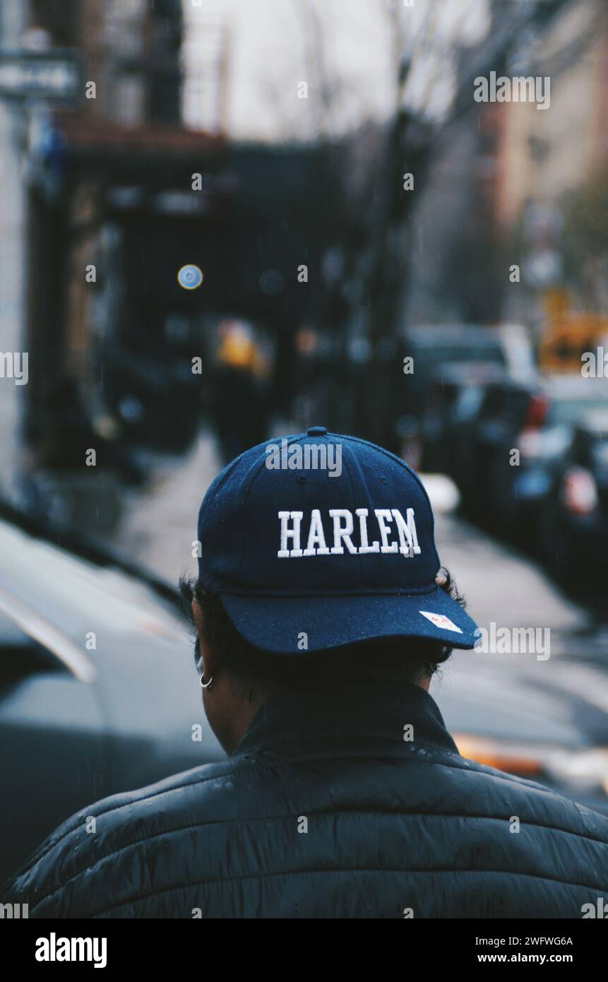 hombre de espaldas con él usando una gorra de harlem en el barrio de harlem el 16 de febrero de 2020 Foto de stock