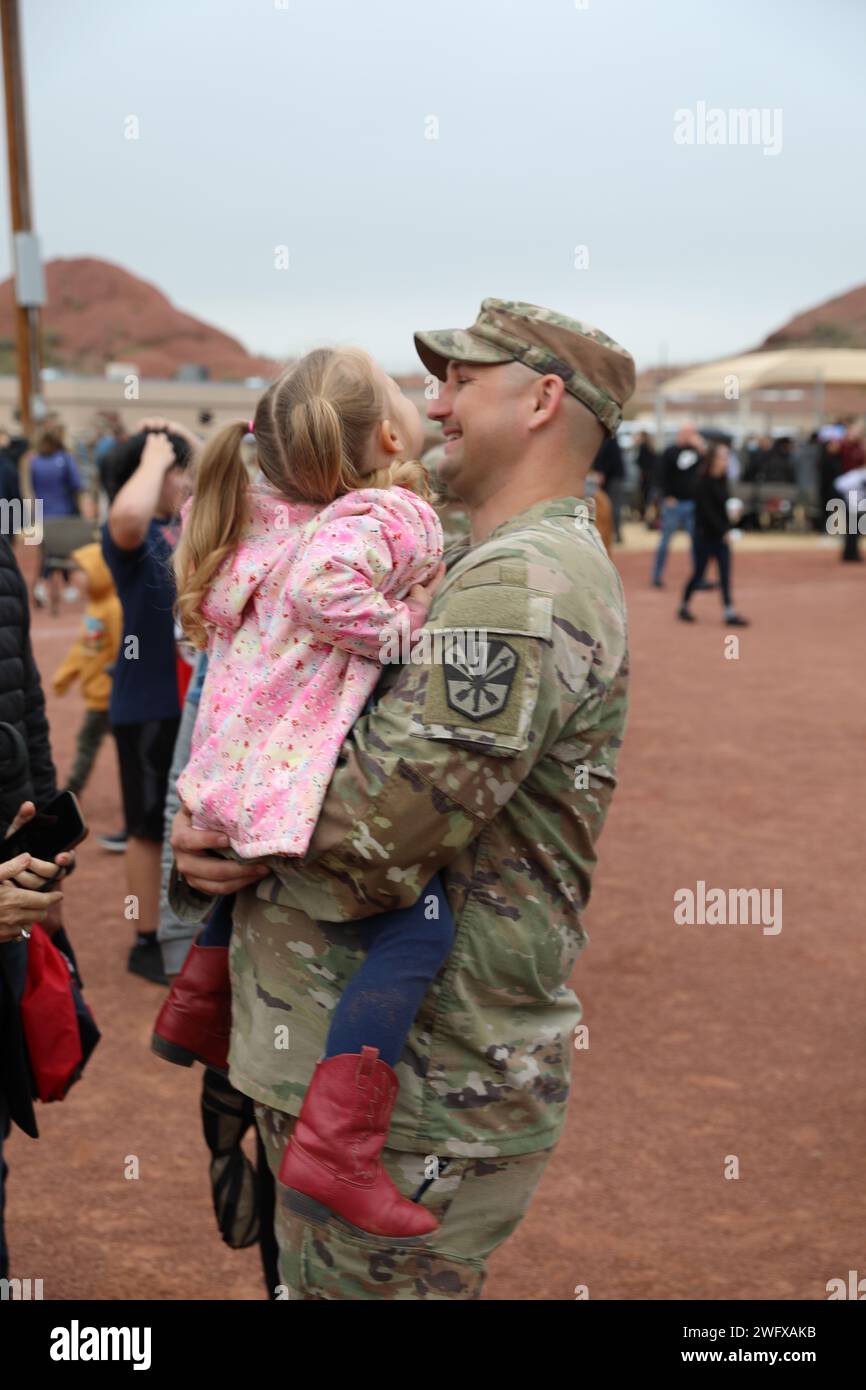 Más de 150 militares de la 856.ª Compañía de Policía Militar de la Guardia Nacional de Arizona se reúnen junto con sus familias en el Campo Bushmaster en Phoenix, Arizona para una emotiva ceremonia de despido el 21 de enero. La compañía se prepara para dejar atrás un año de supervisión de despliegue en el área de responsabilidad del Comando Central. Foto de stock