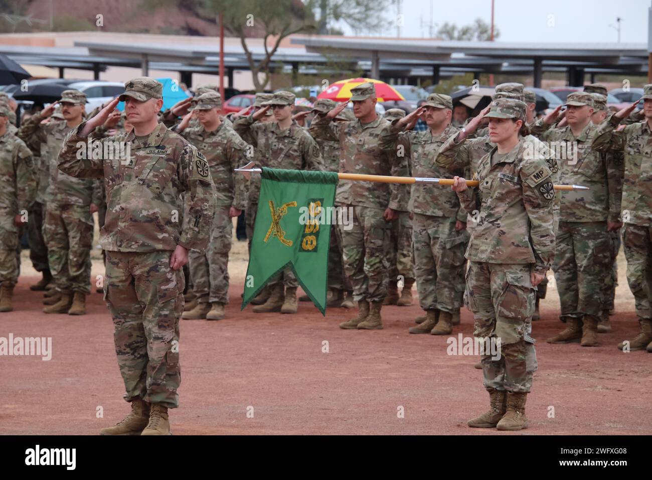 Más de 150 militares de la 856.ª Compañía de Policía Militar de la Guardia Nacional del Ejército de Arizona se reúnen junto con sus familias en el Campo Bushmaster en Phoenix, Arizona para una emotiva ceremonia de despido el 21 de enero. La compañía se prepara para dejar atrás un año de supervisión de despliegue en el área de responsabilidad del Comando Central. Foto de stock