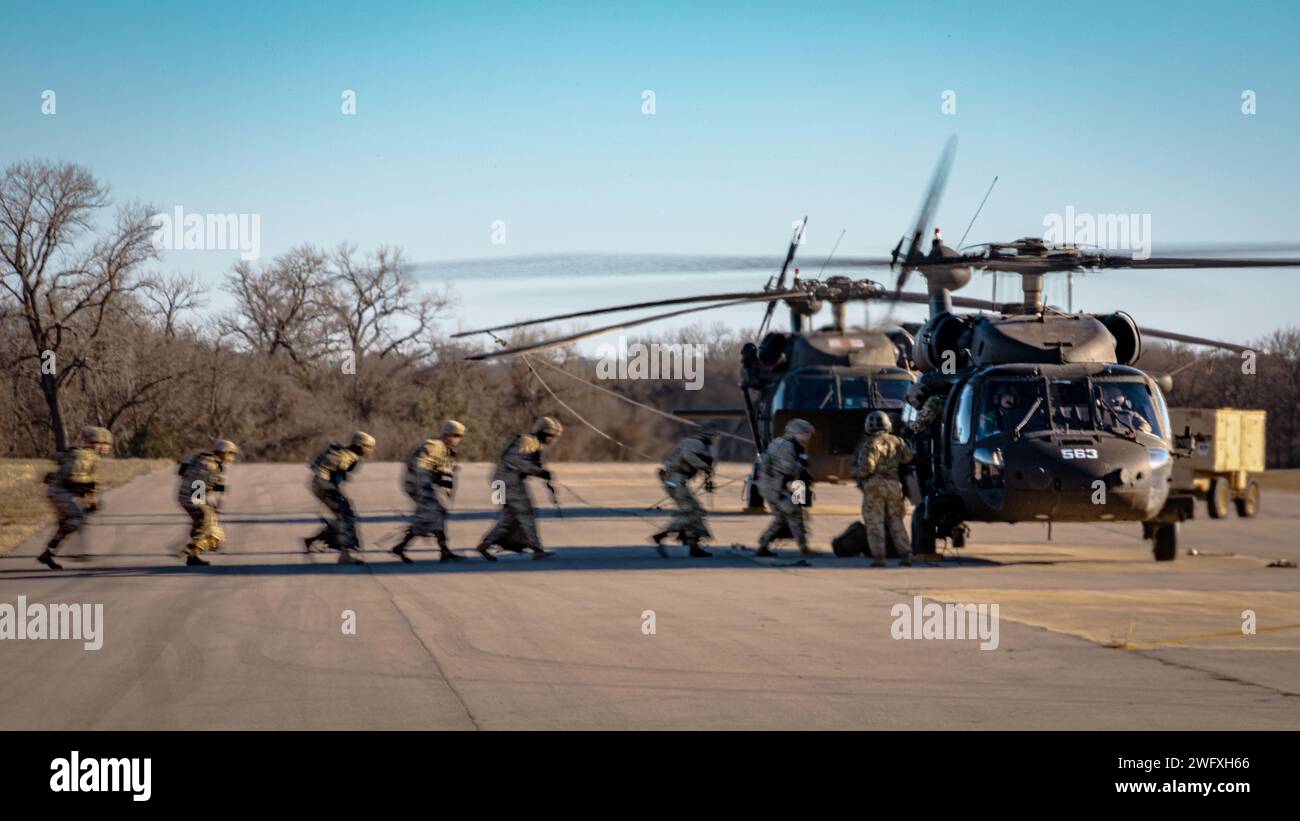 Soldados con el Equipo de Combate de la 48.ª Brigada de Infantería, la Guardia Nacional de Georgia y el 1.º Batallón (Batallón de Helicópteros de Asalto), el 244.º Regimiento de Aviación, el 90.º Comando de Tropas, la Guardia Nacional del Ejército de Oklahoma realizan entrenamiento de carga caliente con un helicóptero UH-60 Black Hawk en Fort Cavazos, Texas, el 9 de enero de 2024. La 244a AHB recibió un riguroso entrenamiento previo a la movilización en preparación para su próximo despliegue en Kosovo en apoyo de la Operación Joint Guardian. (Guardia Nacional de Oklahoma Foto de stock