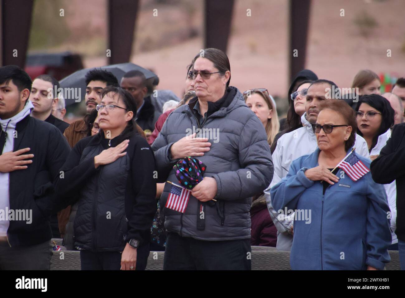 Más de 150 militares de la 856.ª Compañía de Policía Militar de la Guardia Nacional del Ejército de Arizona se reúnen junto con sus familias en el Campo Bushmaster en Phoenix, Arizona para una emotiva ceremonia de despido el 21 de enero. La compañía se prepara para dejar atrás un año de supervisión de despliegue en el área de responsabilidad del Comando Central. Foto de stock