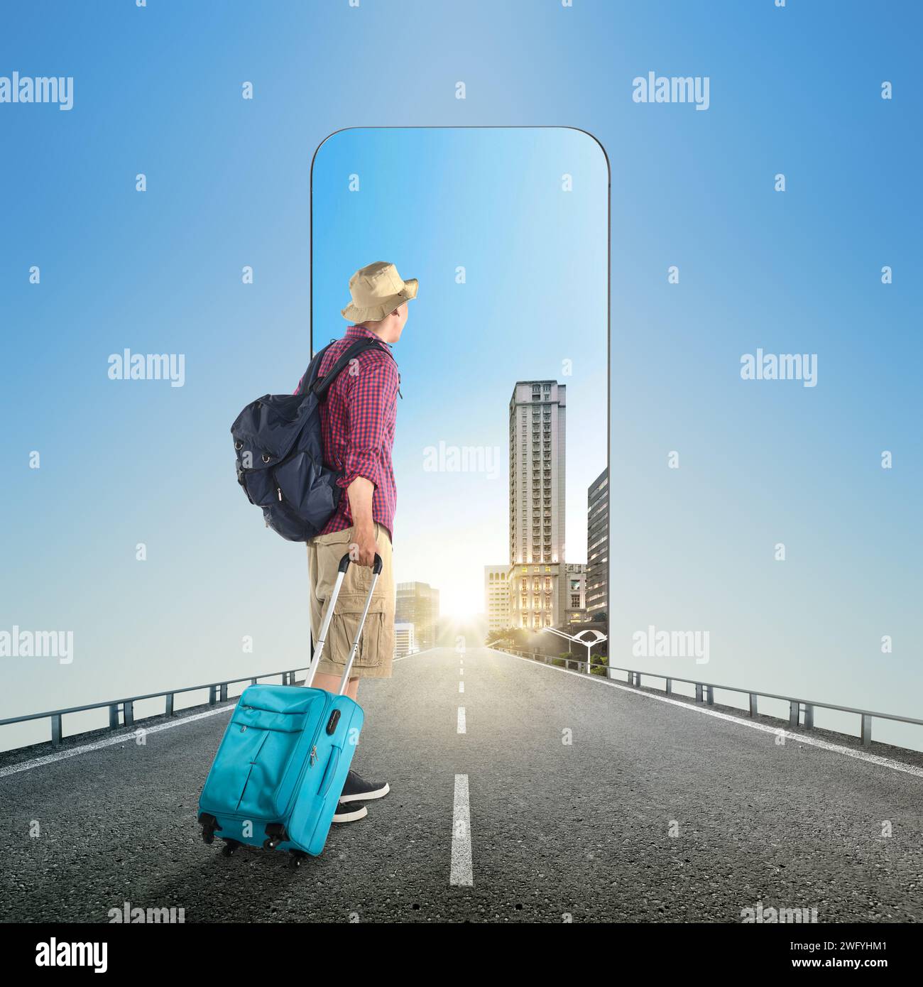 Hombre asiático en un sombrero con una mochila que lleva una maleta caminando en la calle con una vista de la ciudad en la pantalla del teléfono móvil. Concepto de viaje Foto de stock